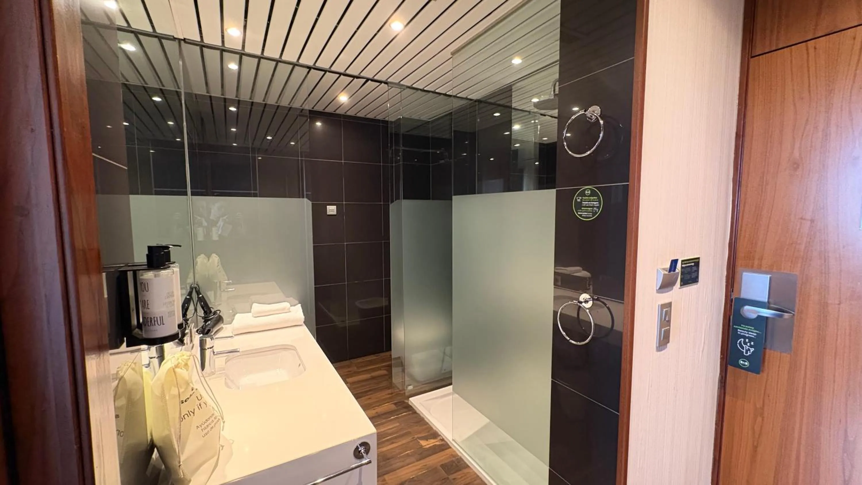 Bathroom, Bed in B&B HOTEL Burgos