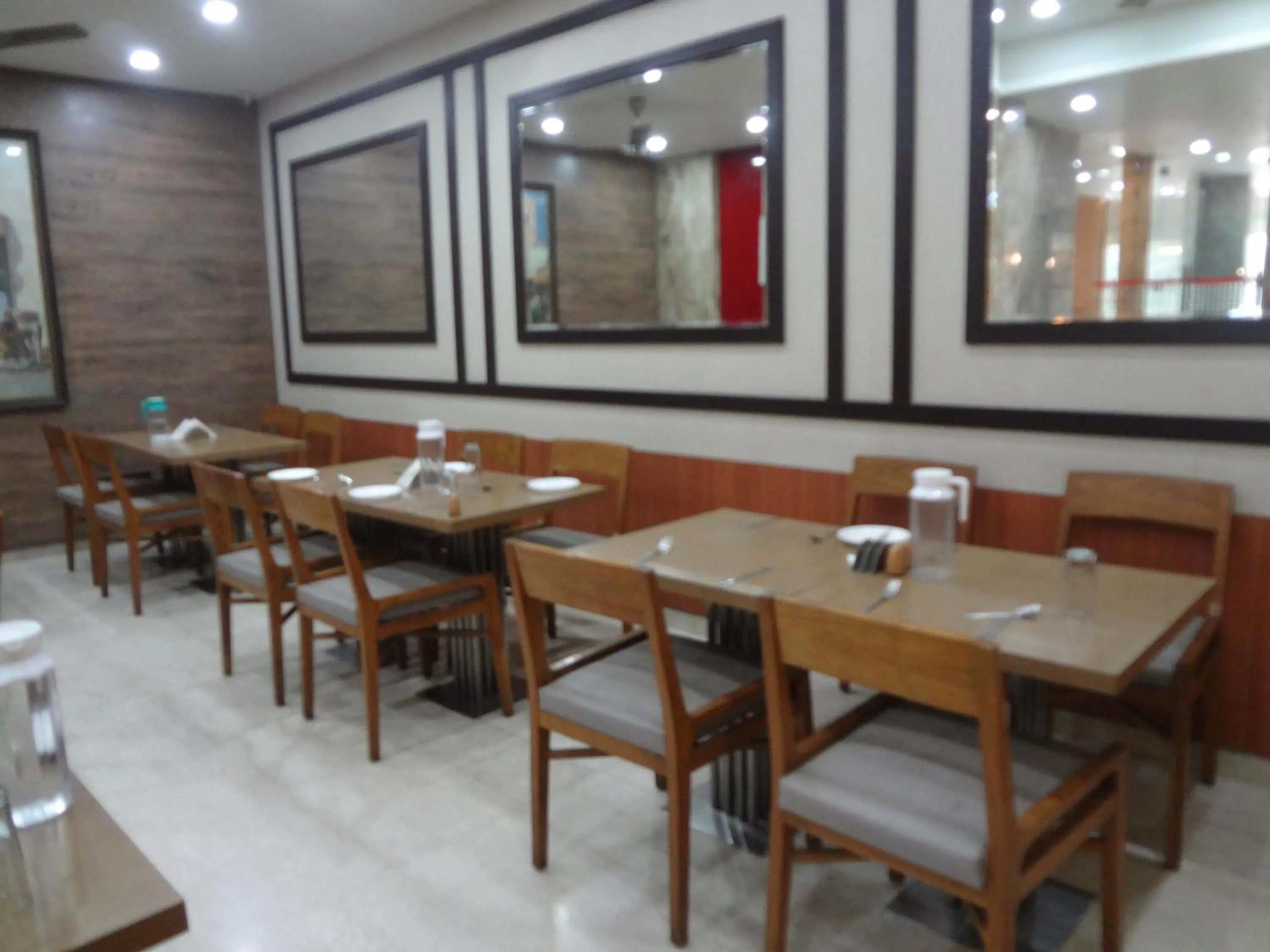 Restaurant/places to eat in Royal Park Hotel Dockyard