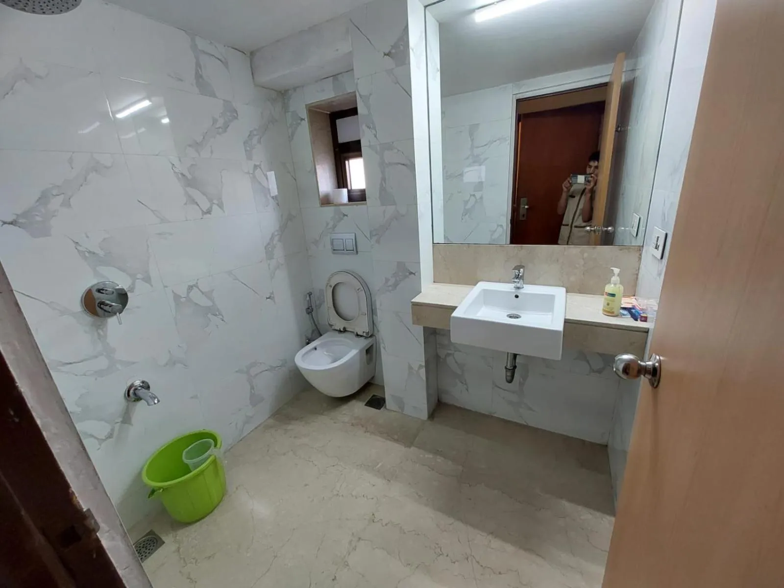 Shower in Royal Park Hotel Dockyard