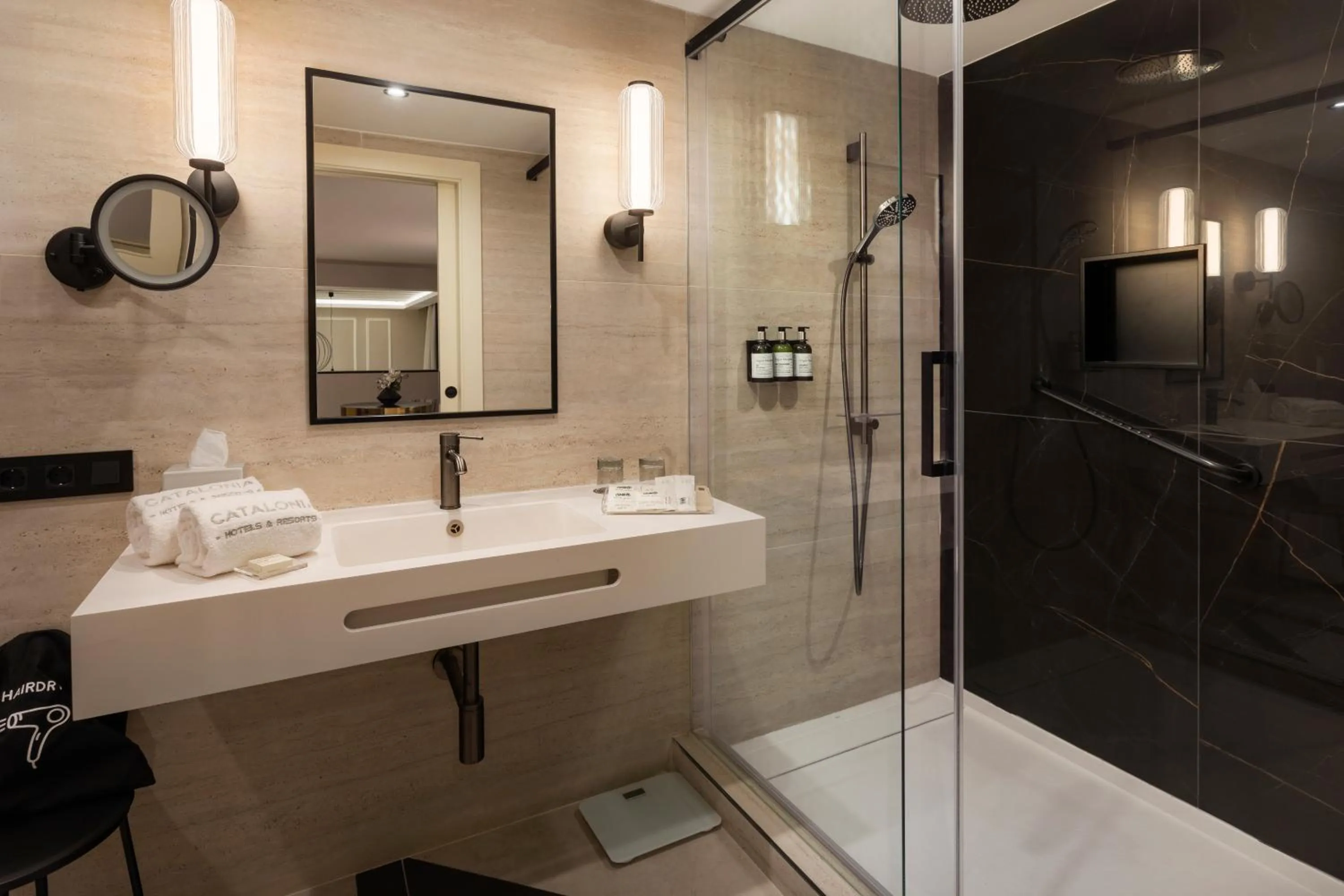 Shower in Catalonia Puerta del Sol