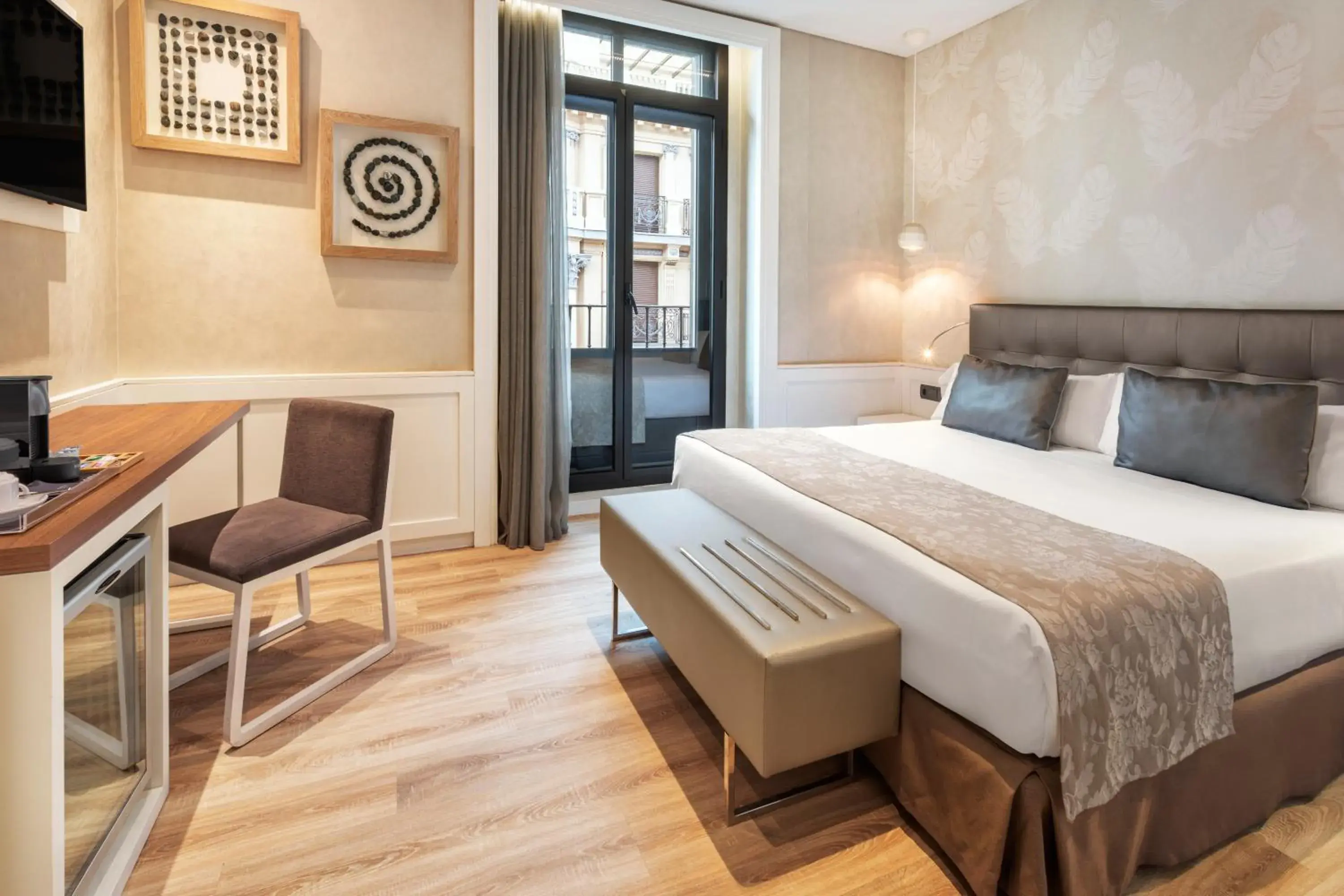Double or Twin Room with Street View in Catalonia Puerta del Sol Double or Twin Room with Street View in Catalonia Puerta del Sol