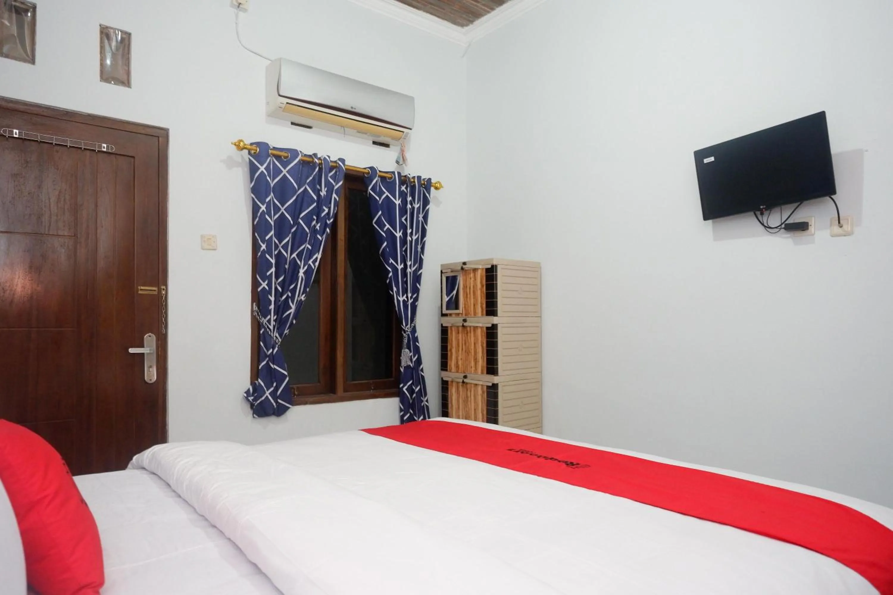 Bedroom, Bed in RedDoorz at Pakuncen Malioboro Yogyakarta