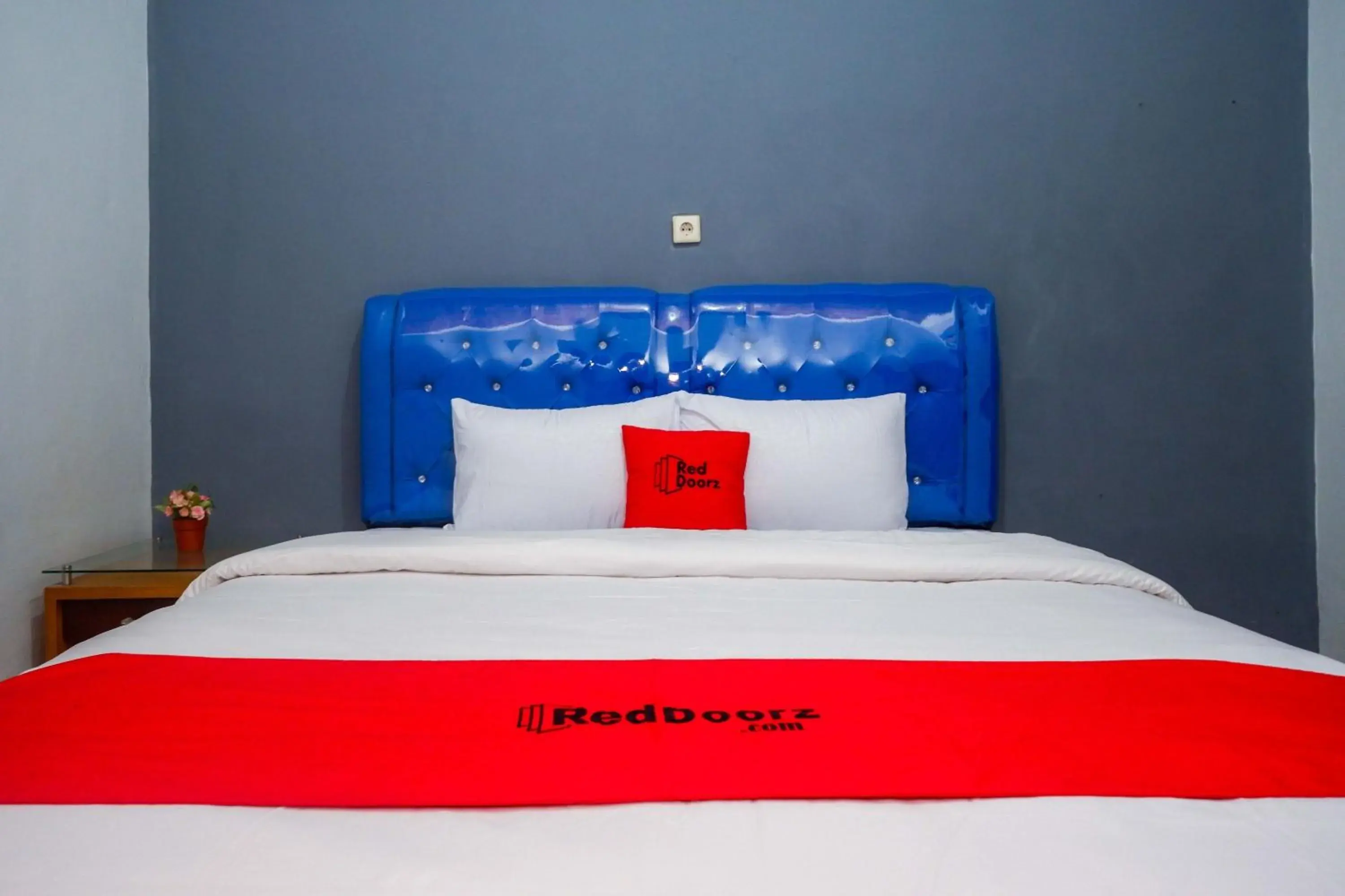 Double Room in RedDoorz at Pakuncen Malioboro Yogyakarta Double Room in RedDoorz at Pakuncen Malioboro Yogyakarta