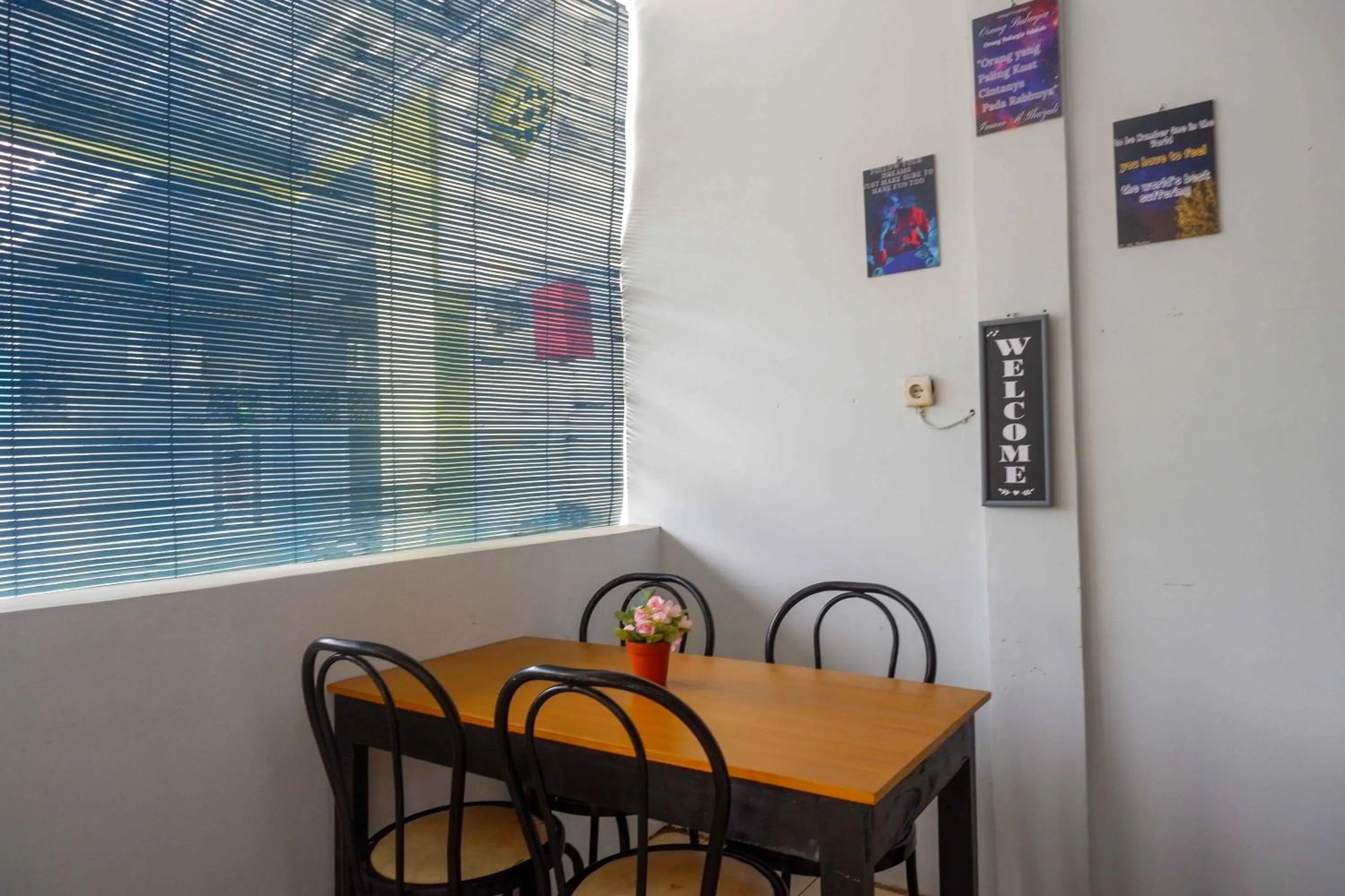 Dining area in RedDoorz at Pakuncen Malioboro Yogyakarta