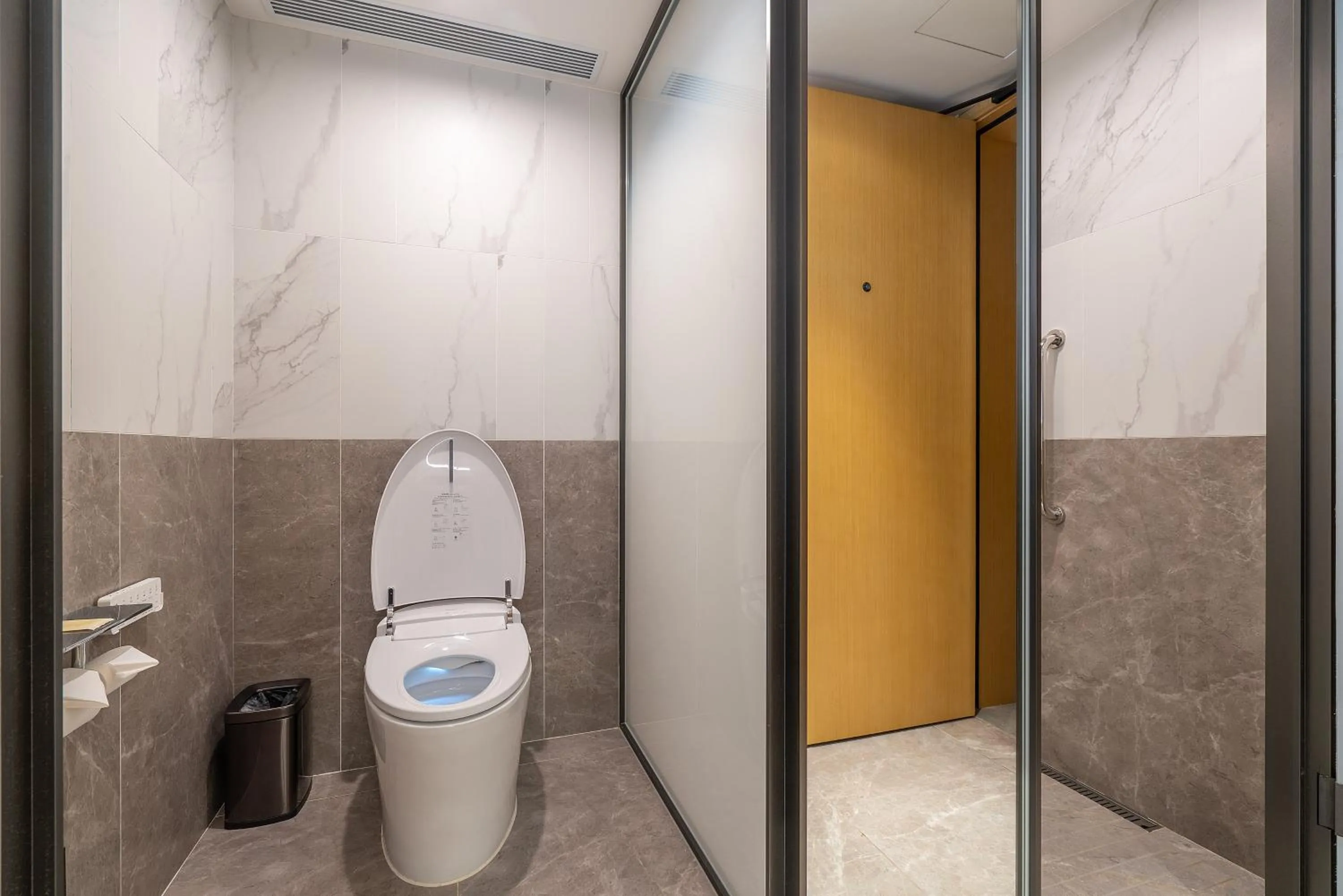 Toilet in Hilton Garden Inn Chengdu Kuanzhai Alley