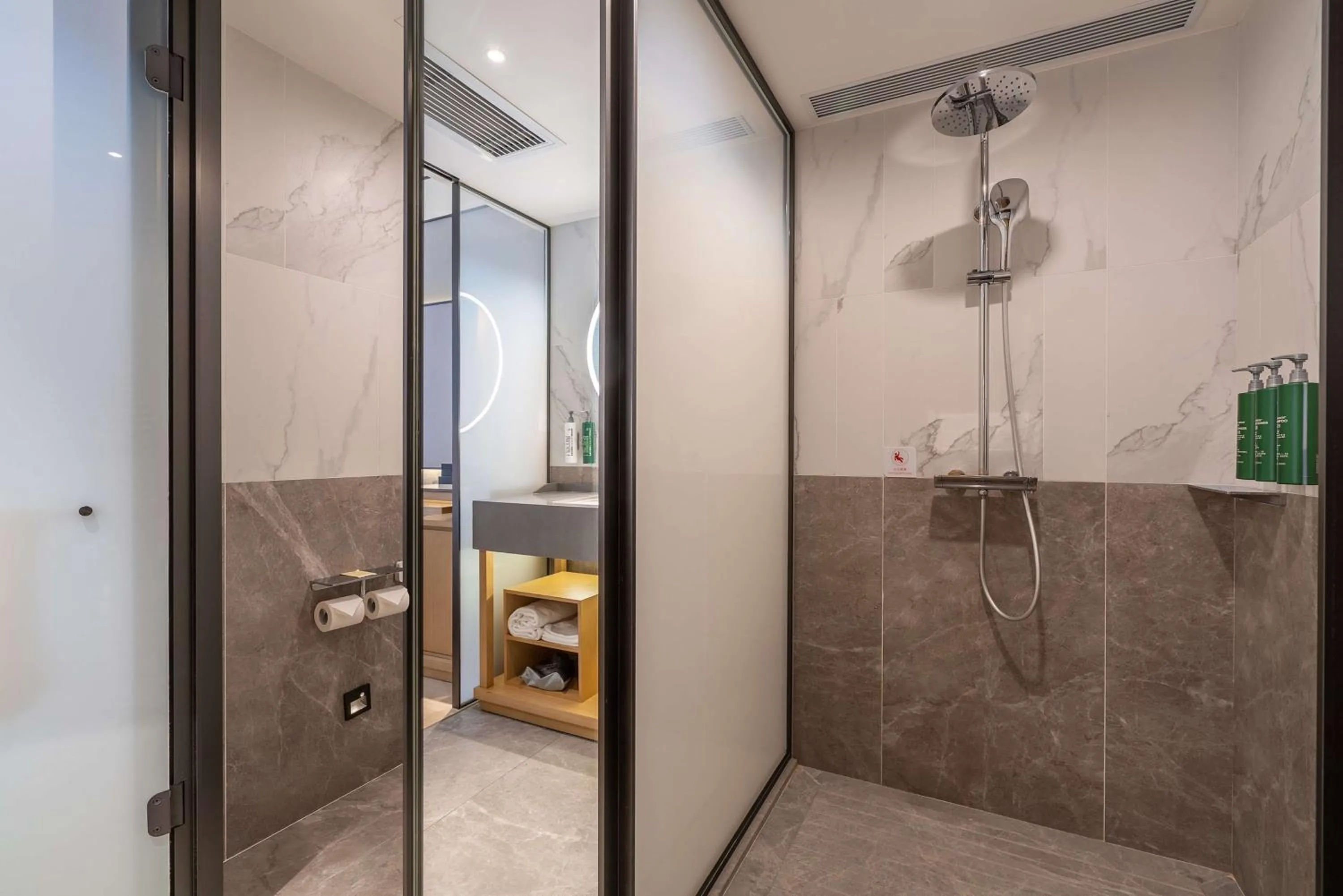 Shower in Hilton Garden Inn Chengdu Kuanzhai Alley