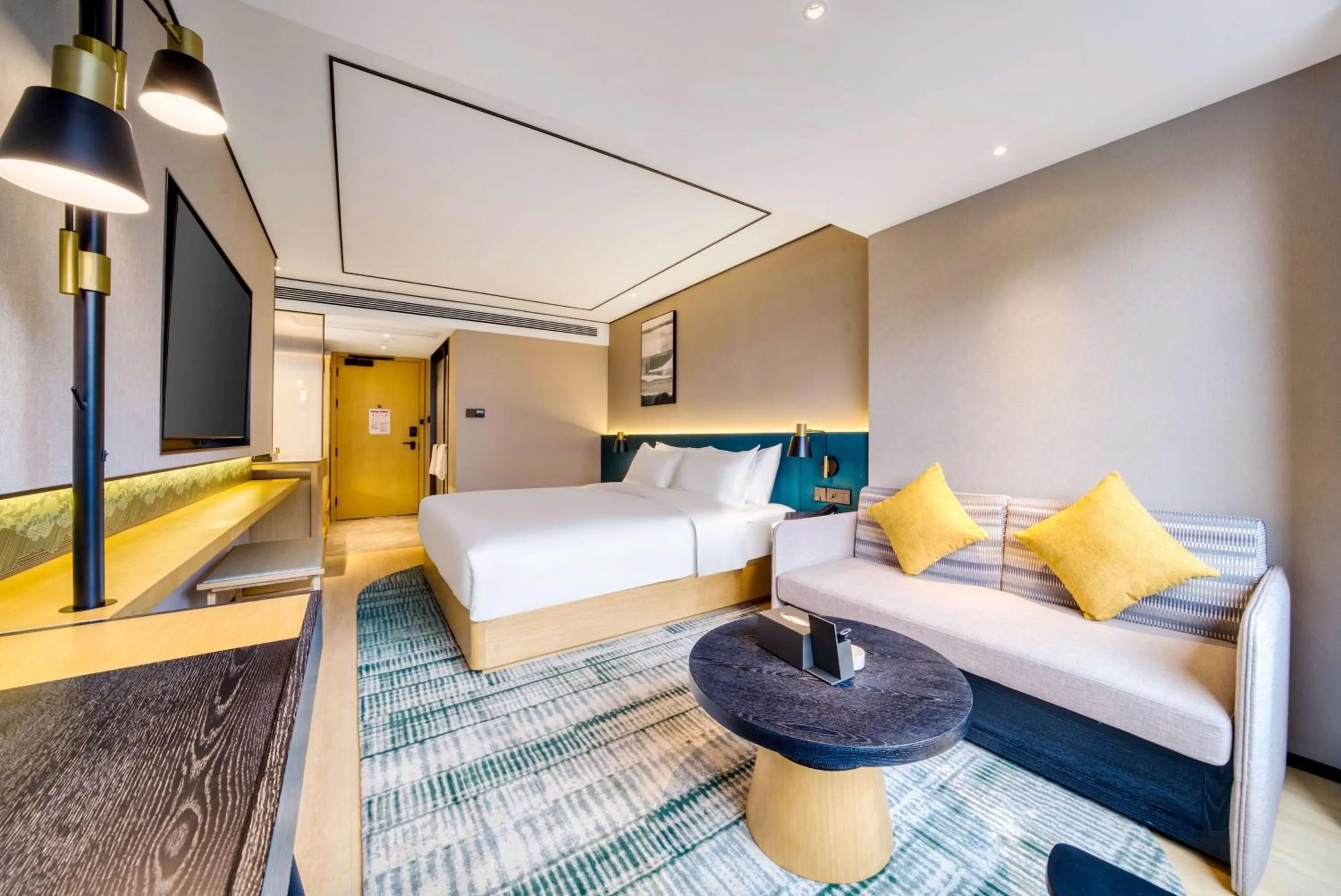 Living room, Bed in Hilton Garden Inn Chengdu Kuanzhai Alley