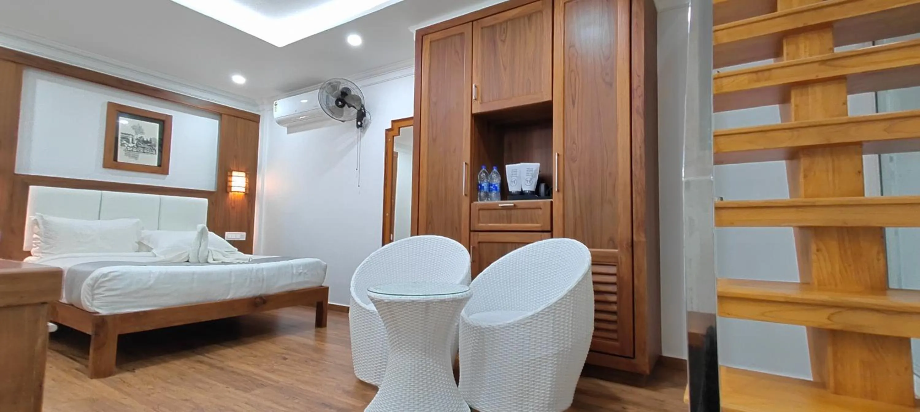 Living room, Bed in HOTEL WHITE HOUSE, Munnar