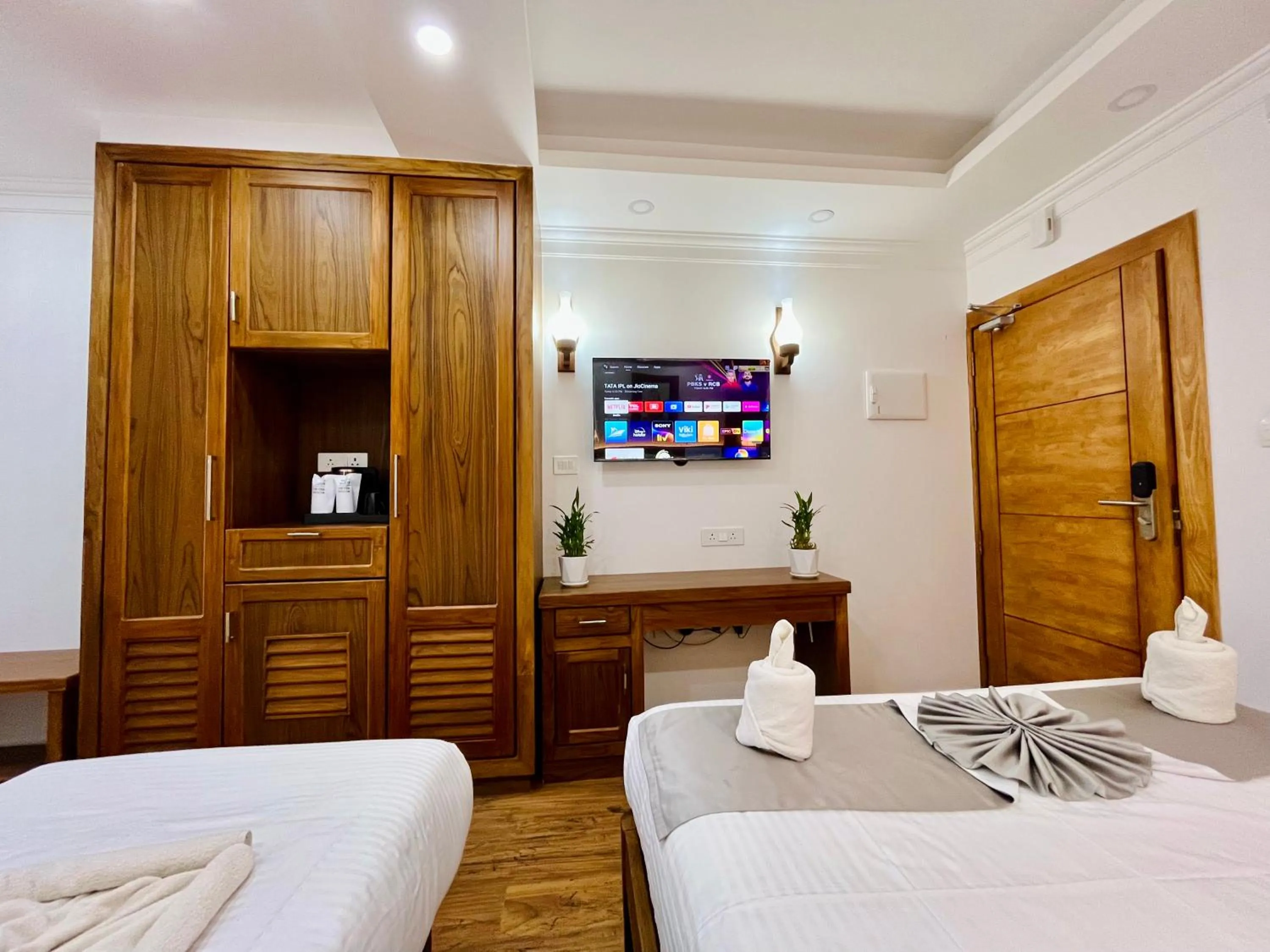 wardrobe, Bed in HOTEL WHITE HOUSE, Munnar