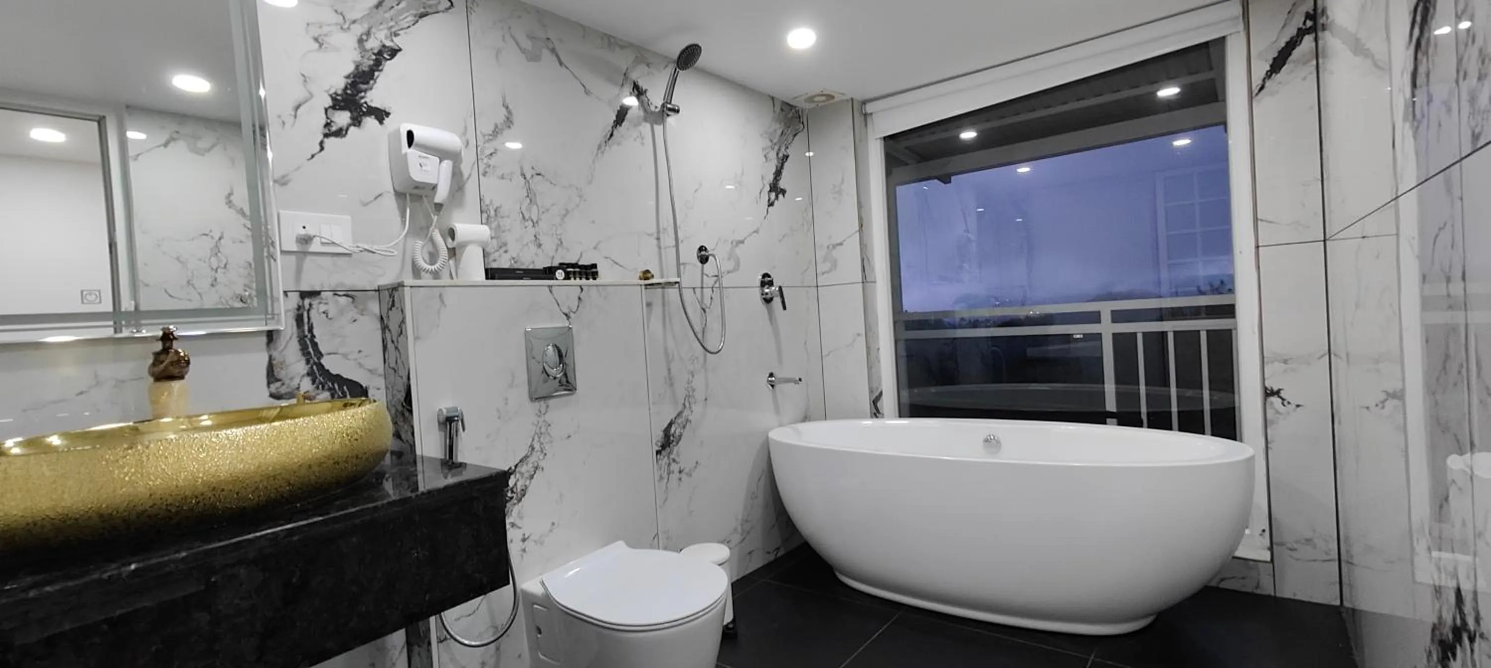 Bathroom in HOTEL WHITE HOUSE, Munnar