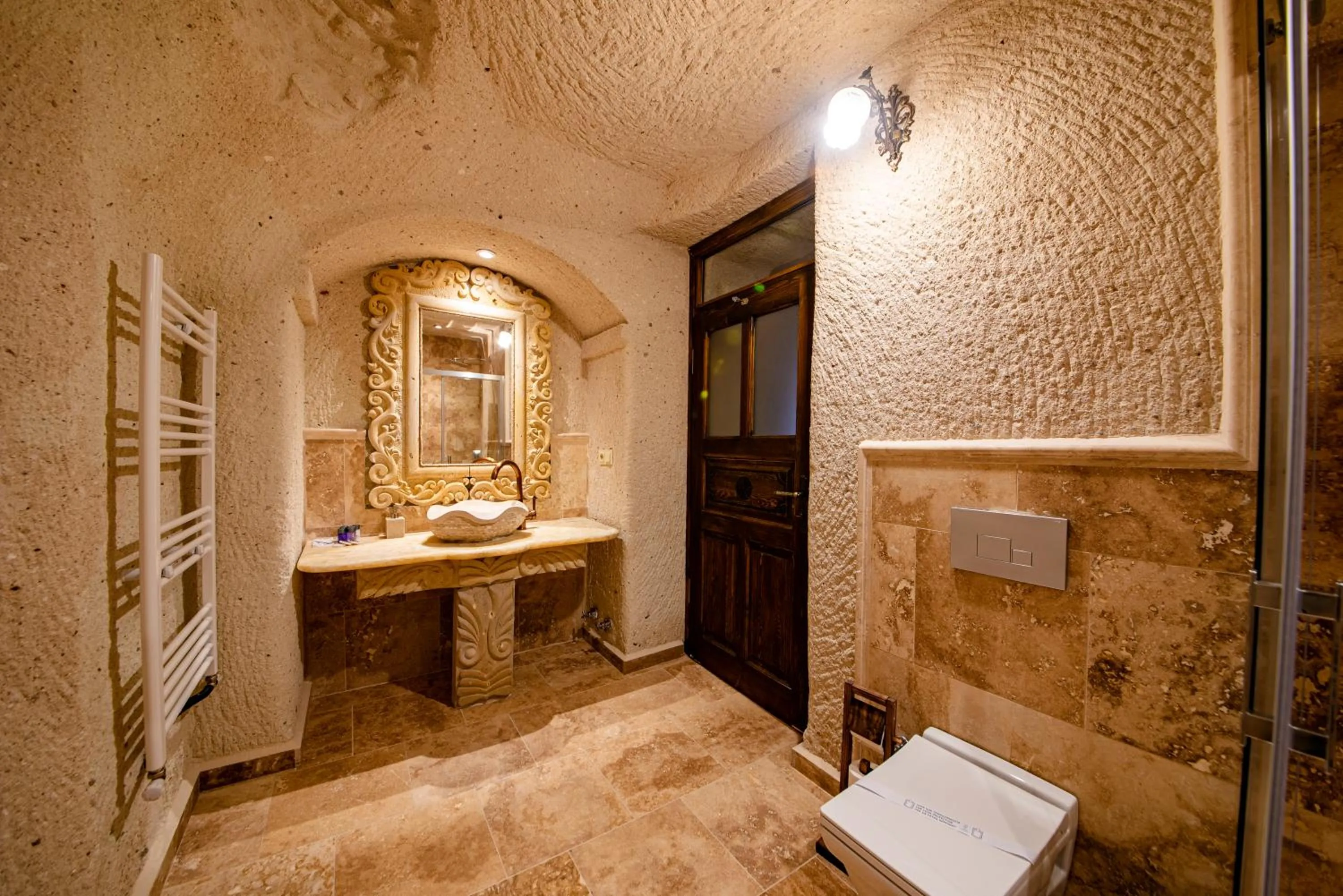 Toilet in FARMER CAVE HOUSE