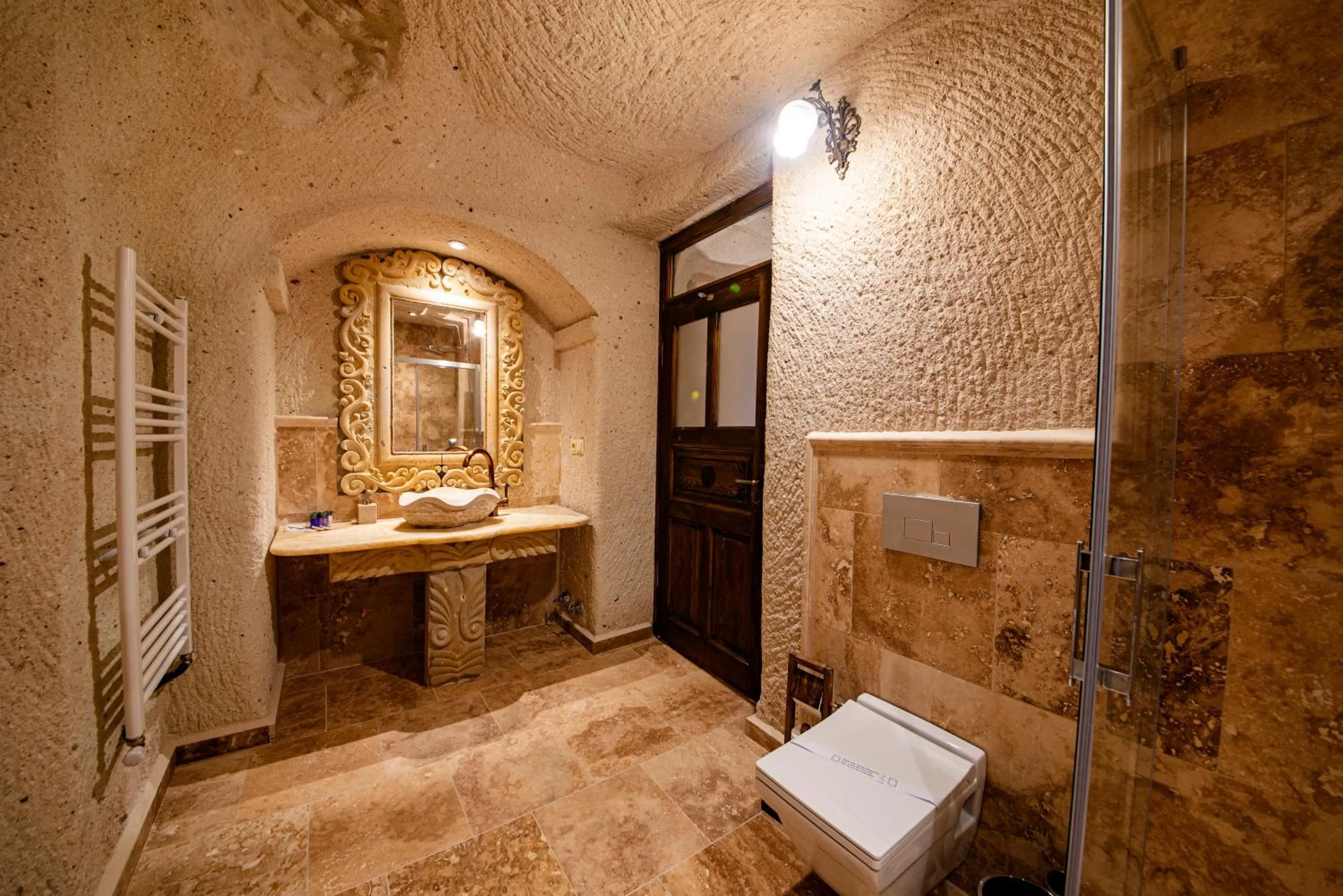 Toilet in FARMER CAVE HOUSE