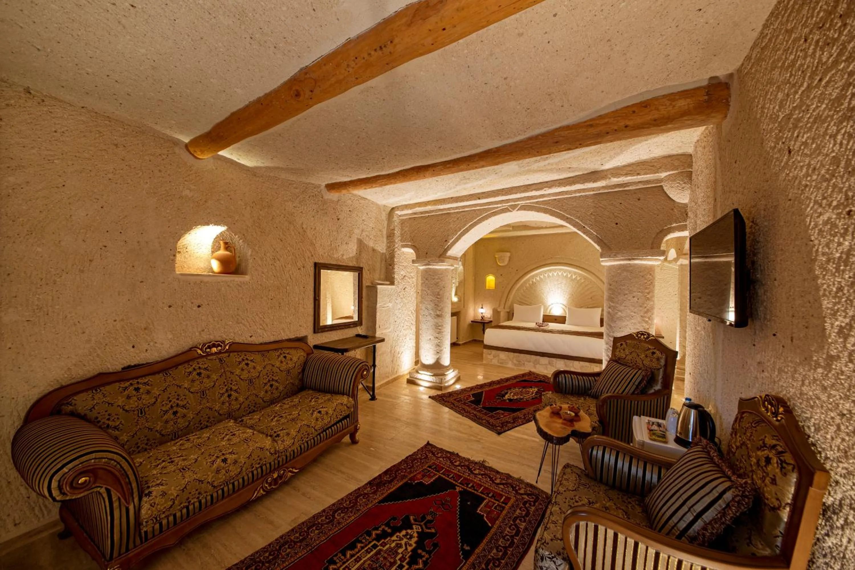 TV and multimedia in FARMER CAVE HOUSE