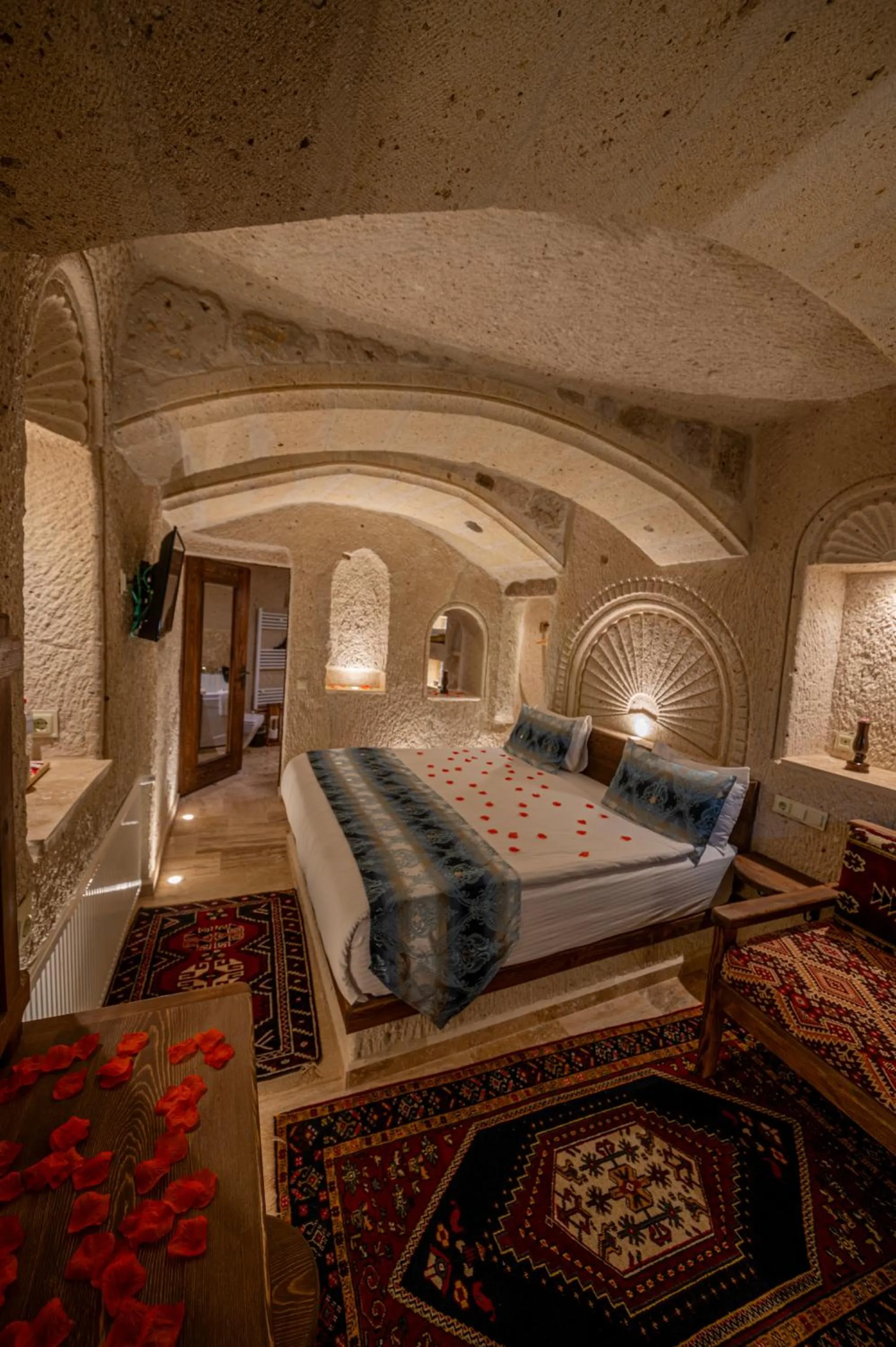 Photo of the whole room, Bed in FARMER CAVE HOUSE