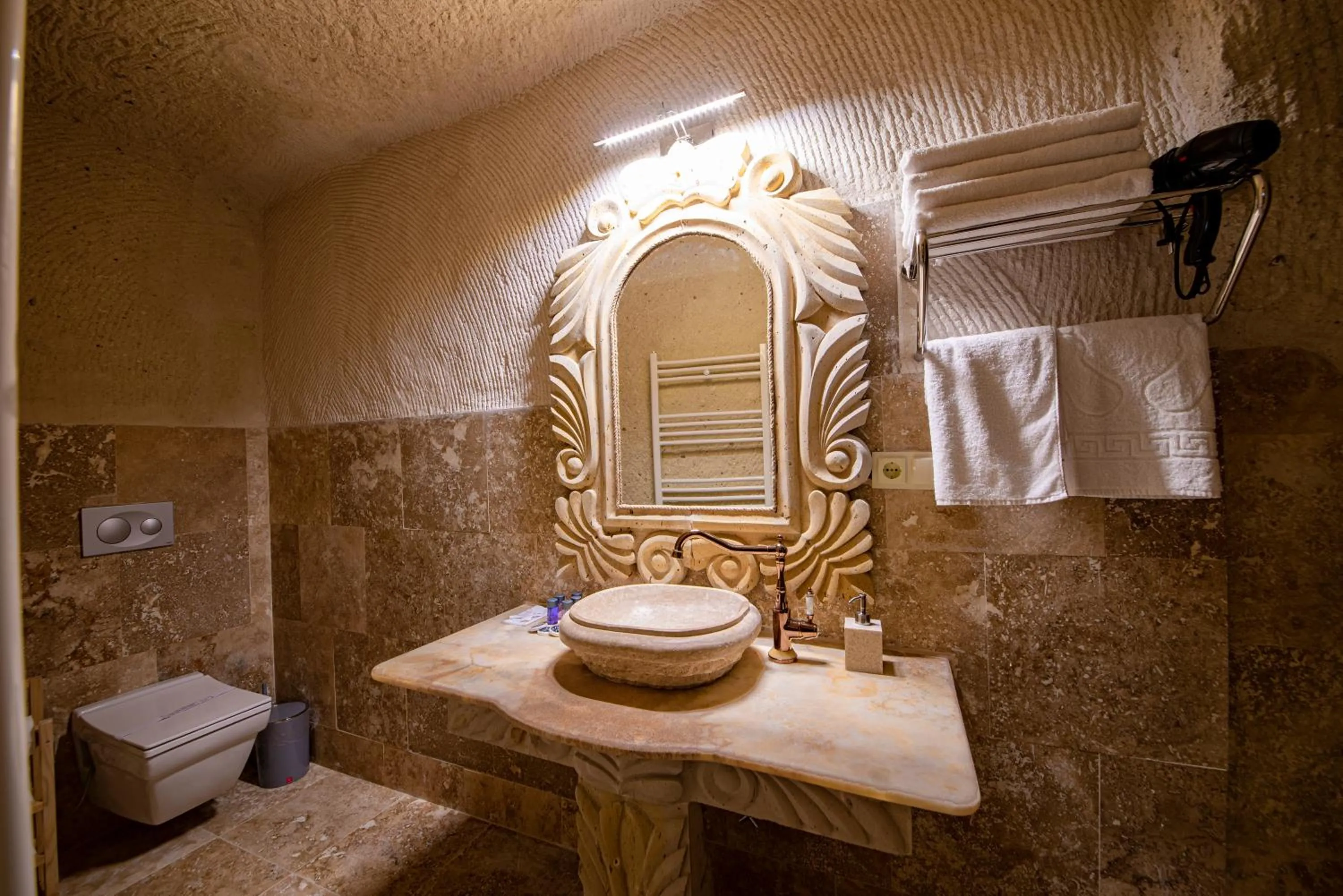 Toilet in FARMER CAVE HOUSE