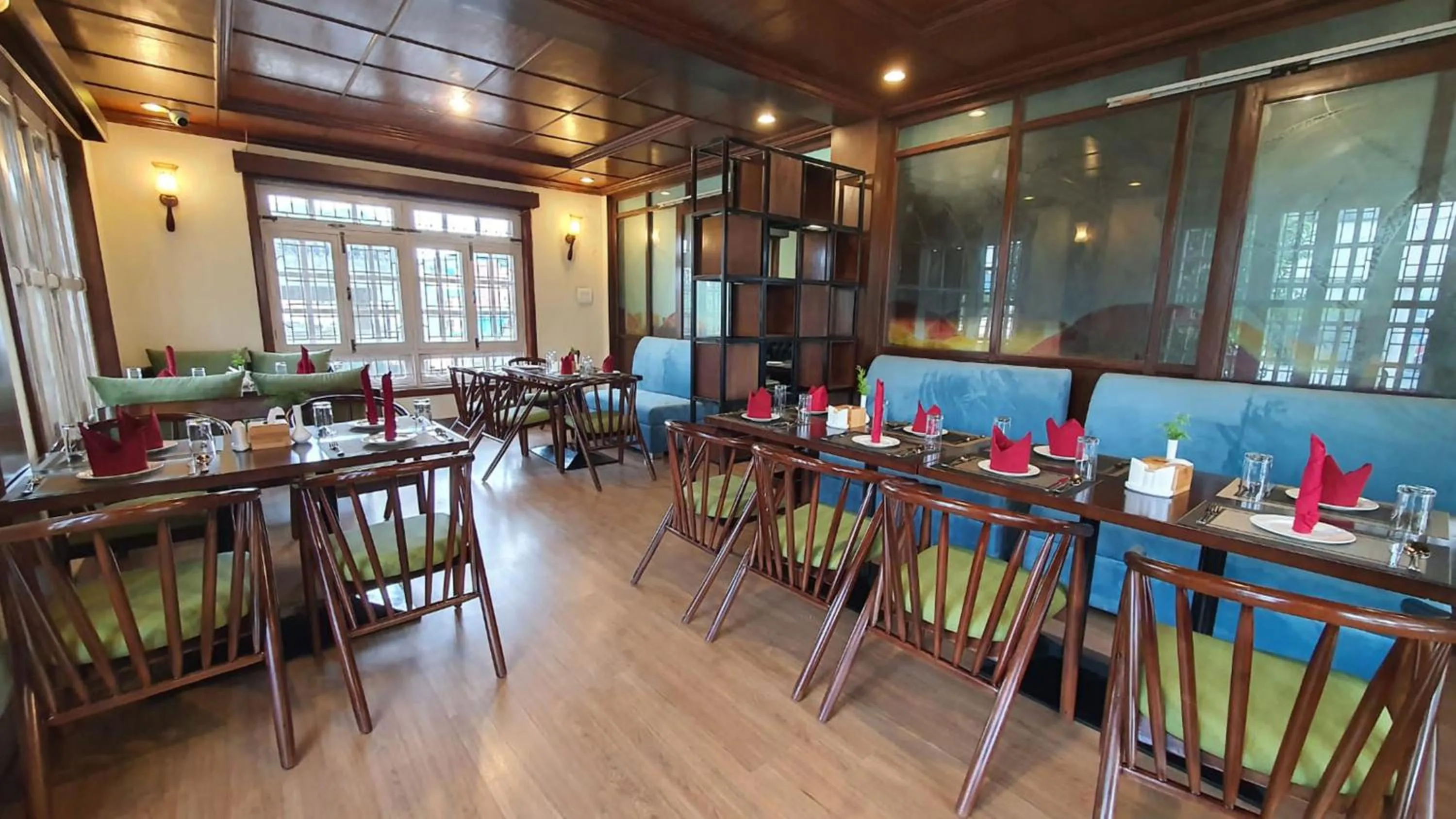 Restaurant/places to eat in Hotel Grand View