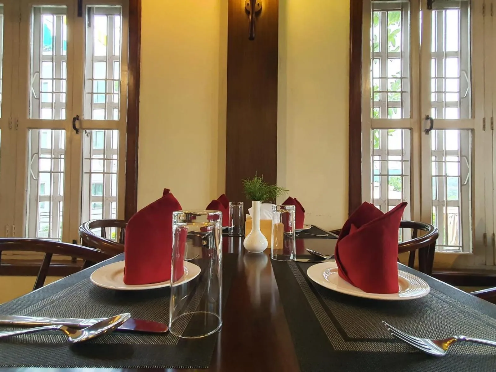 Restaurant/places to eat in Hotel Grand View