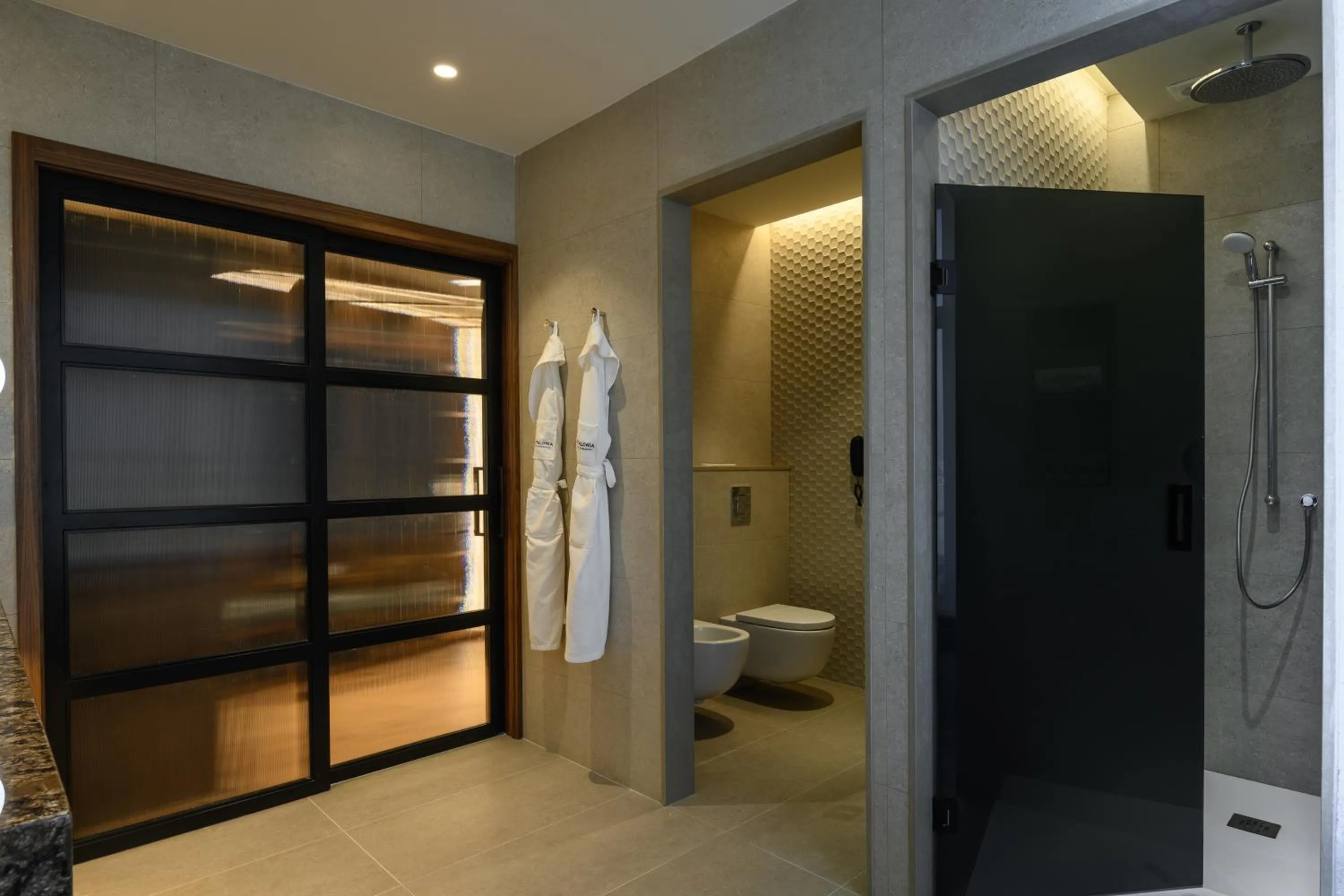 Shower in Catalonia Barcelona Plaza