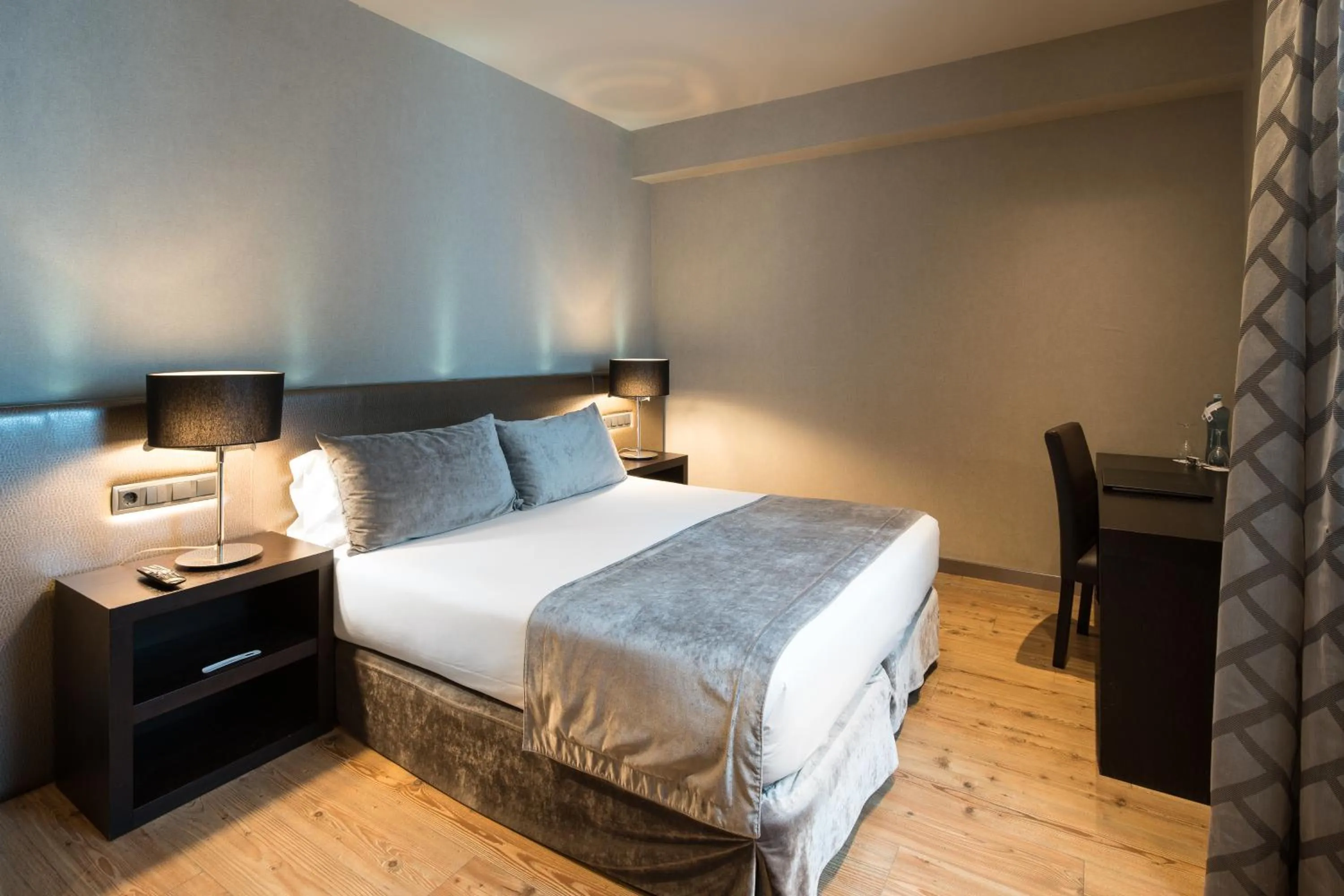 Photo of the whole room, Bed in Catalonia Portal de l'Angel