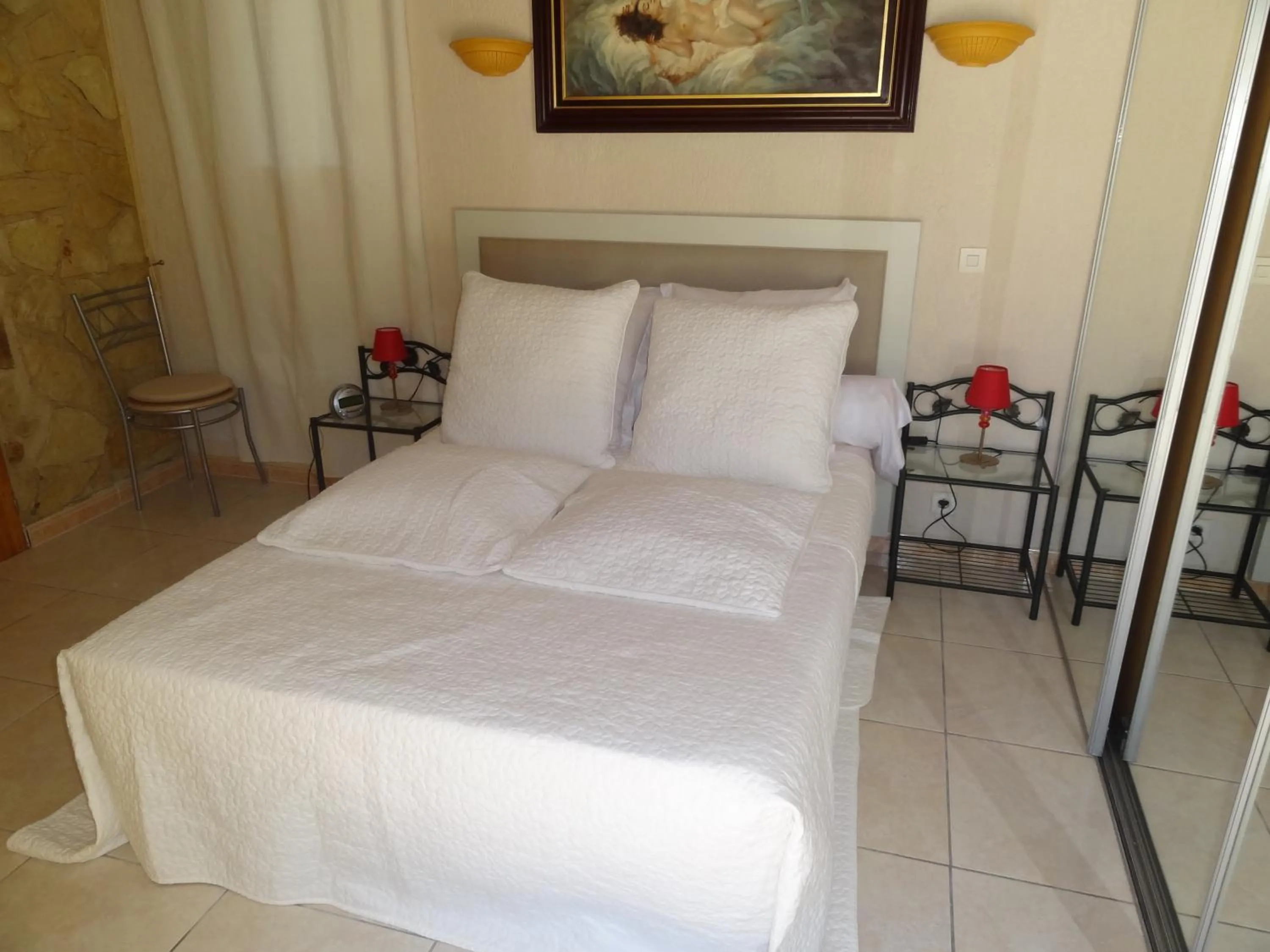 Bedroom, Bed in Locations des Alpilles