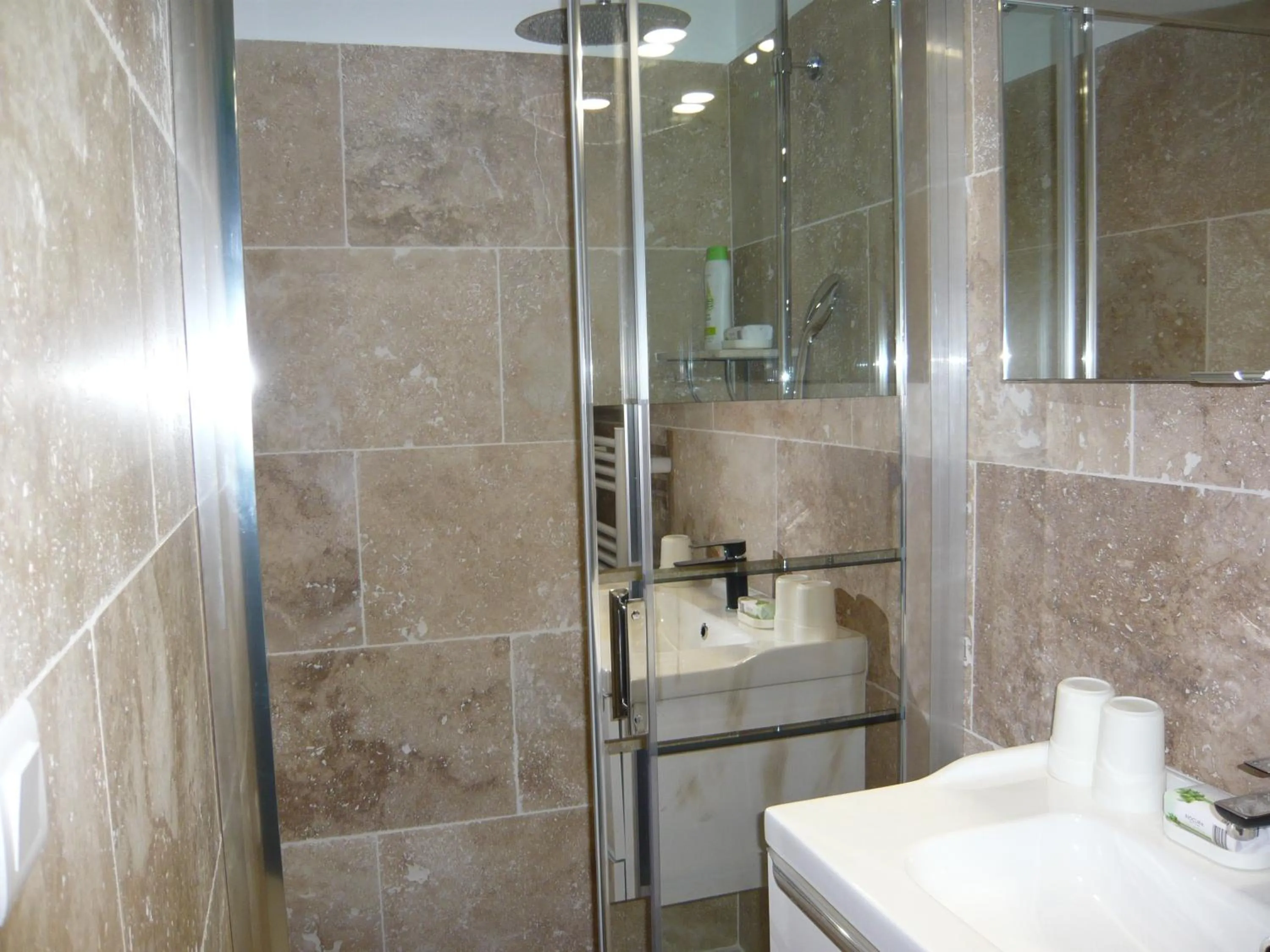 Bathroom in Locations des Alpilles