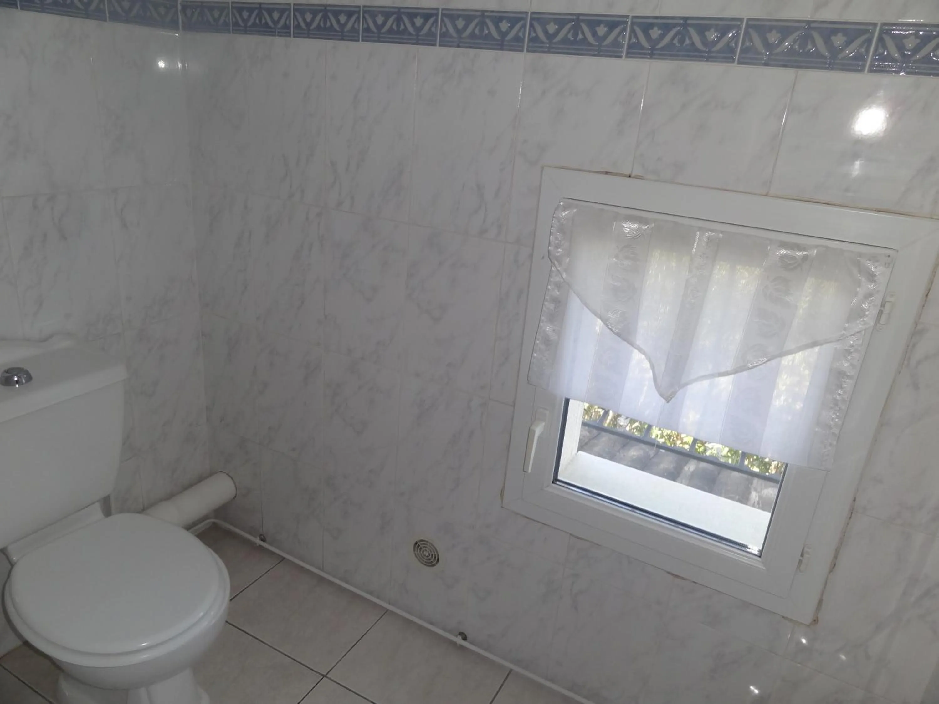 Toilet in Locations des Alpilles