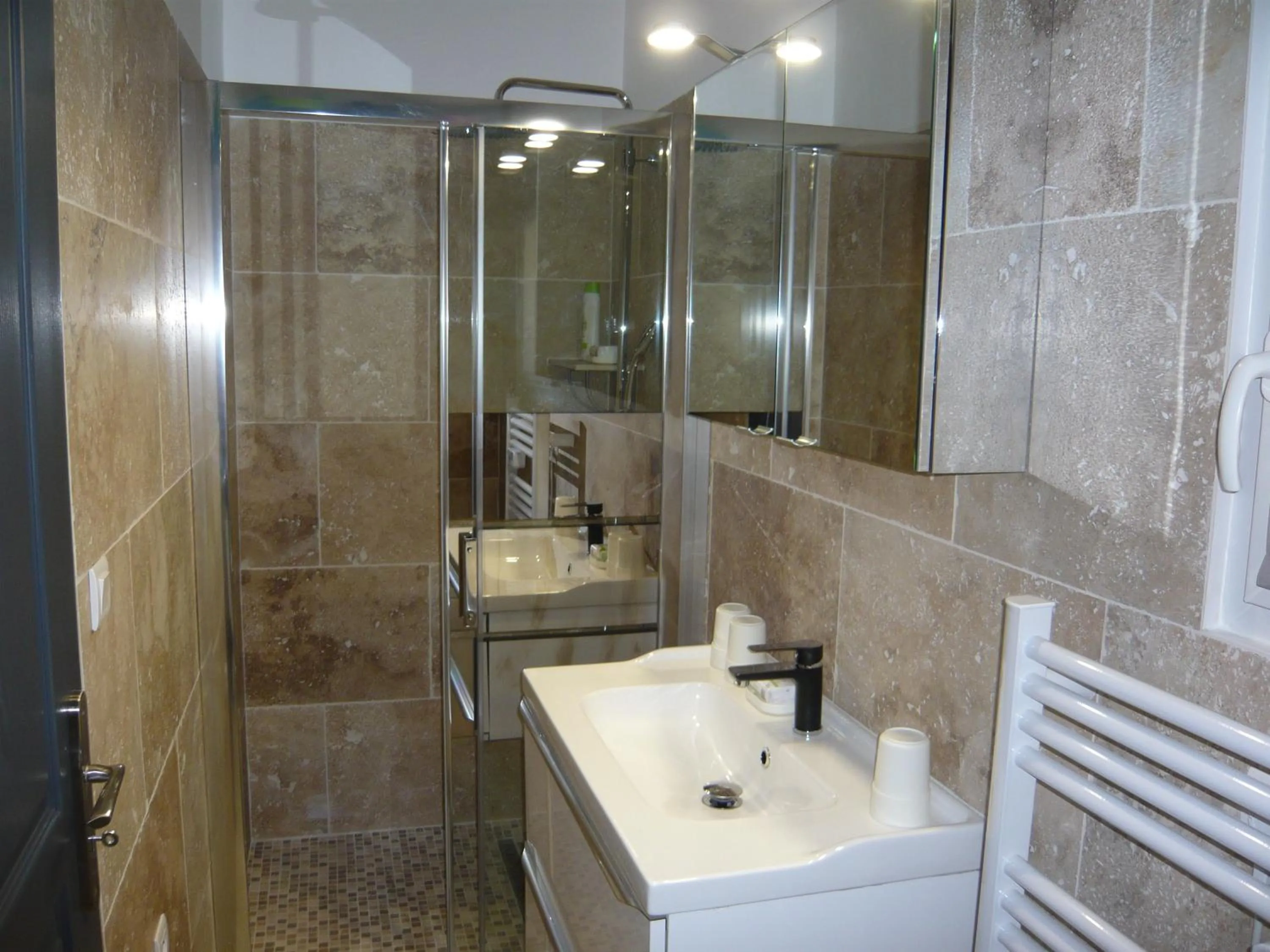 Bathroom in Locations des Alpilles