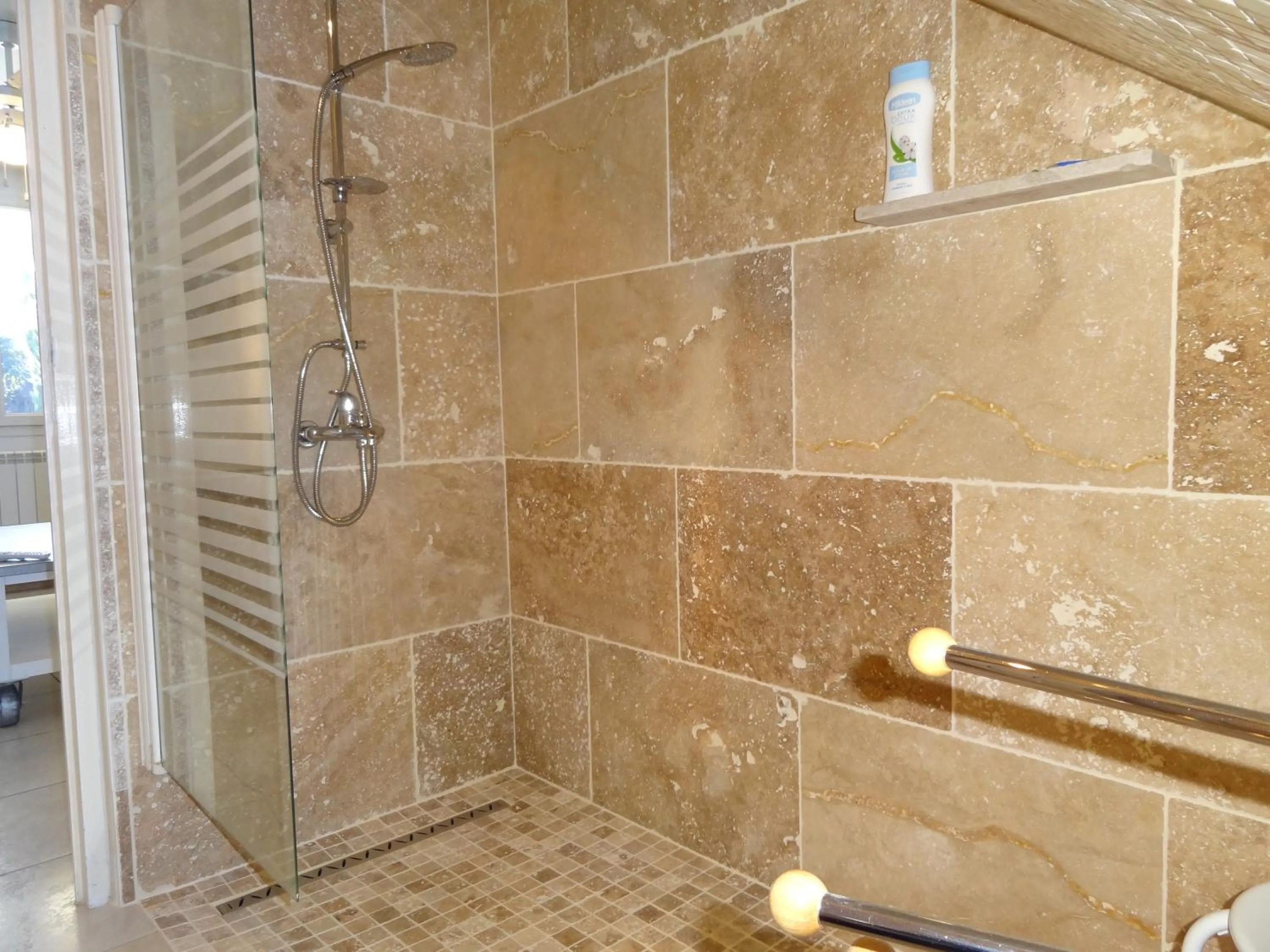 Shower in Locations des Alpilles