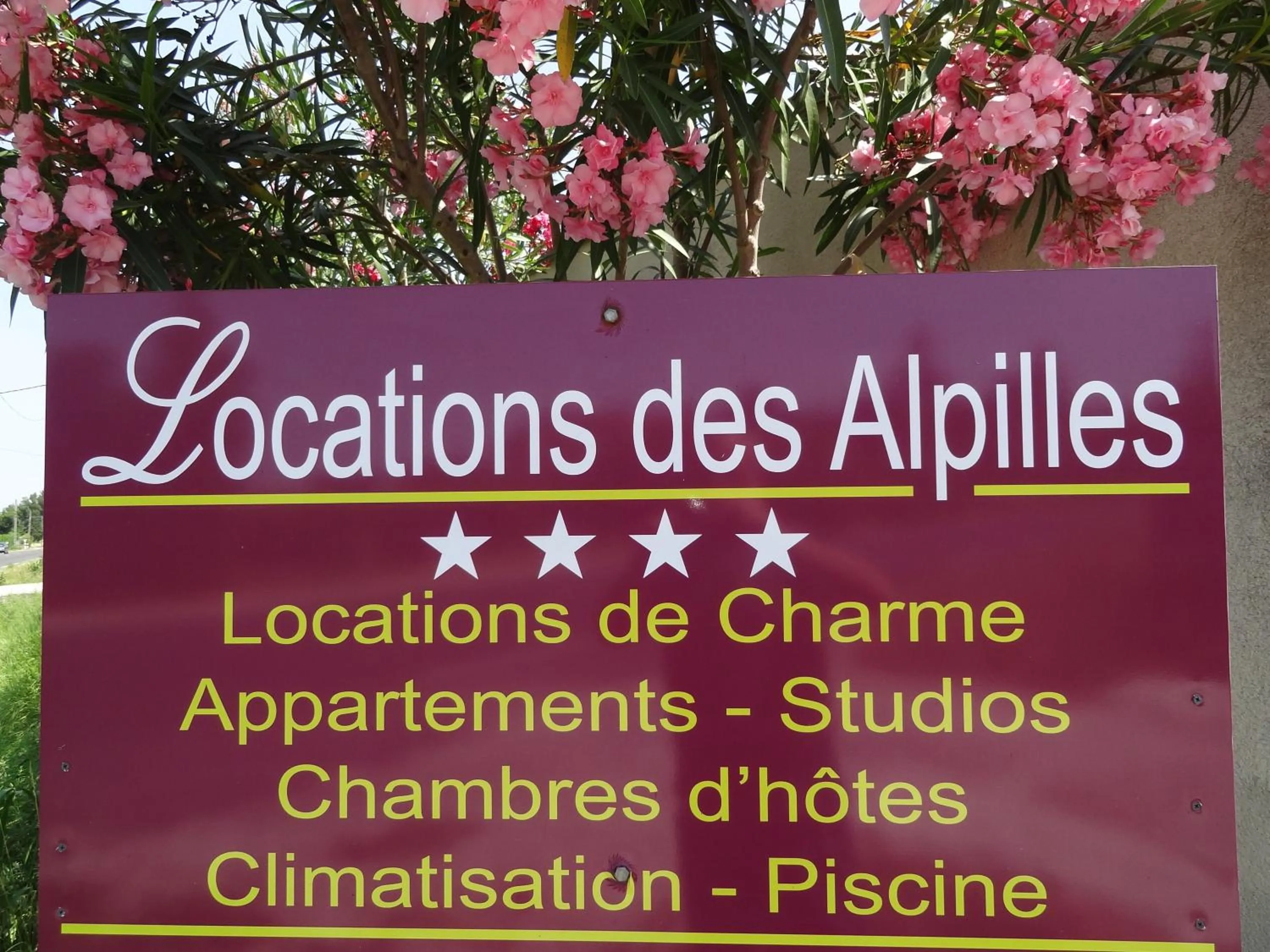 Property logo or sign in Locations des Alpilles