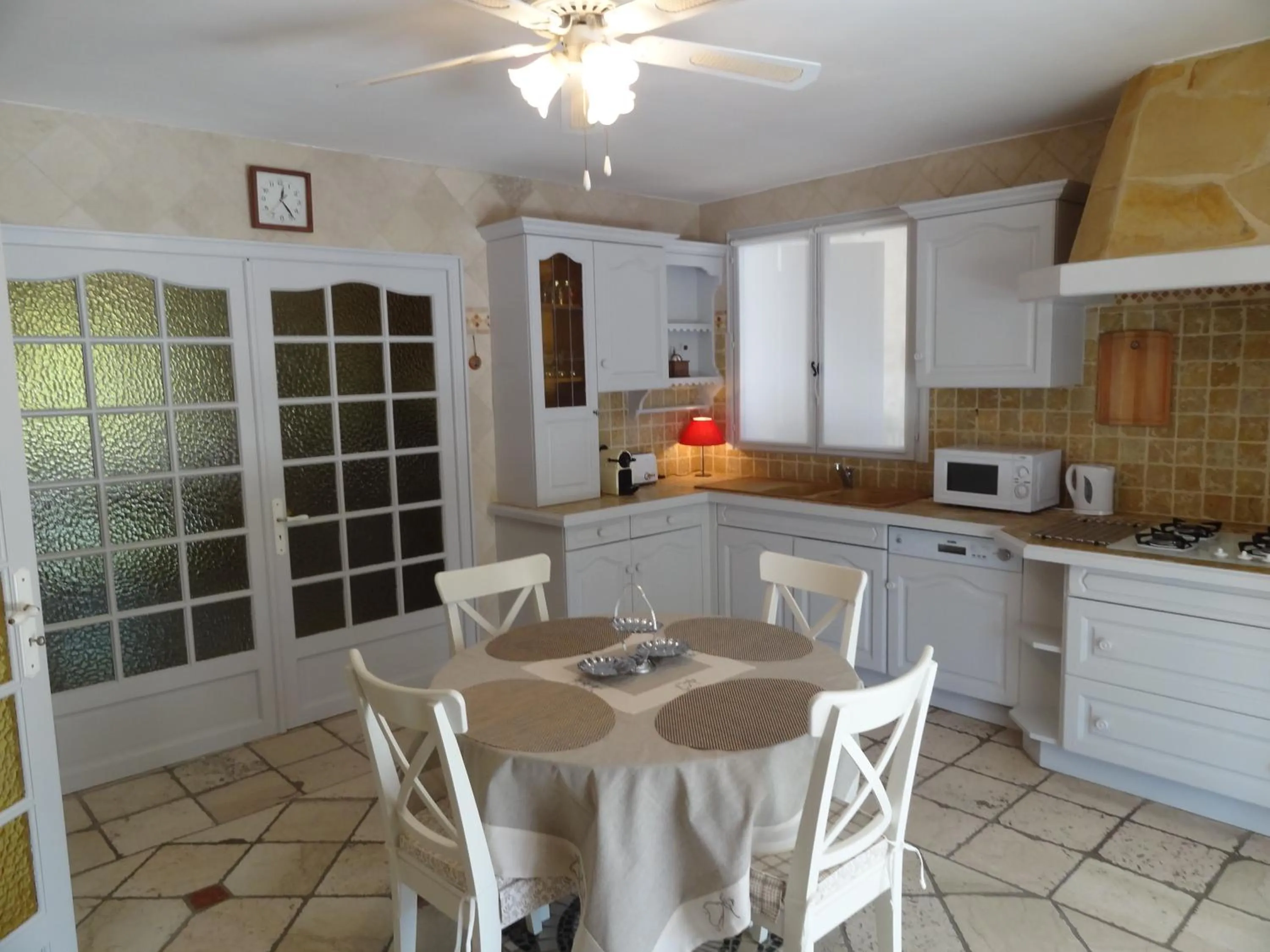 Dining area in Locations des Alpilles