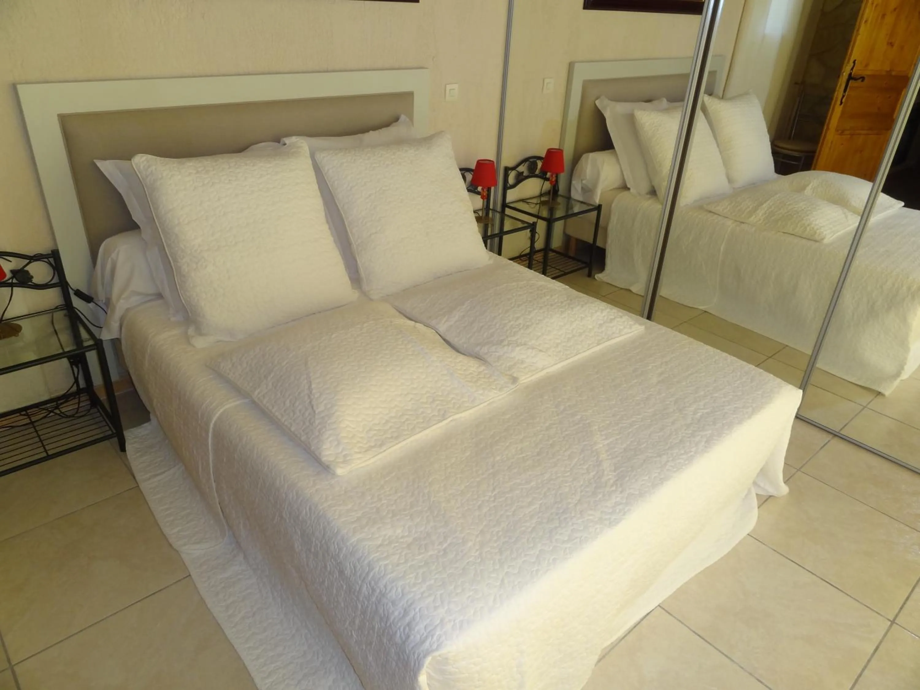 Bedroom, Bed in Locations des Alpilles