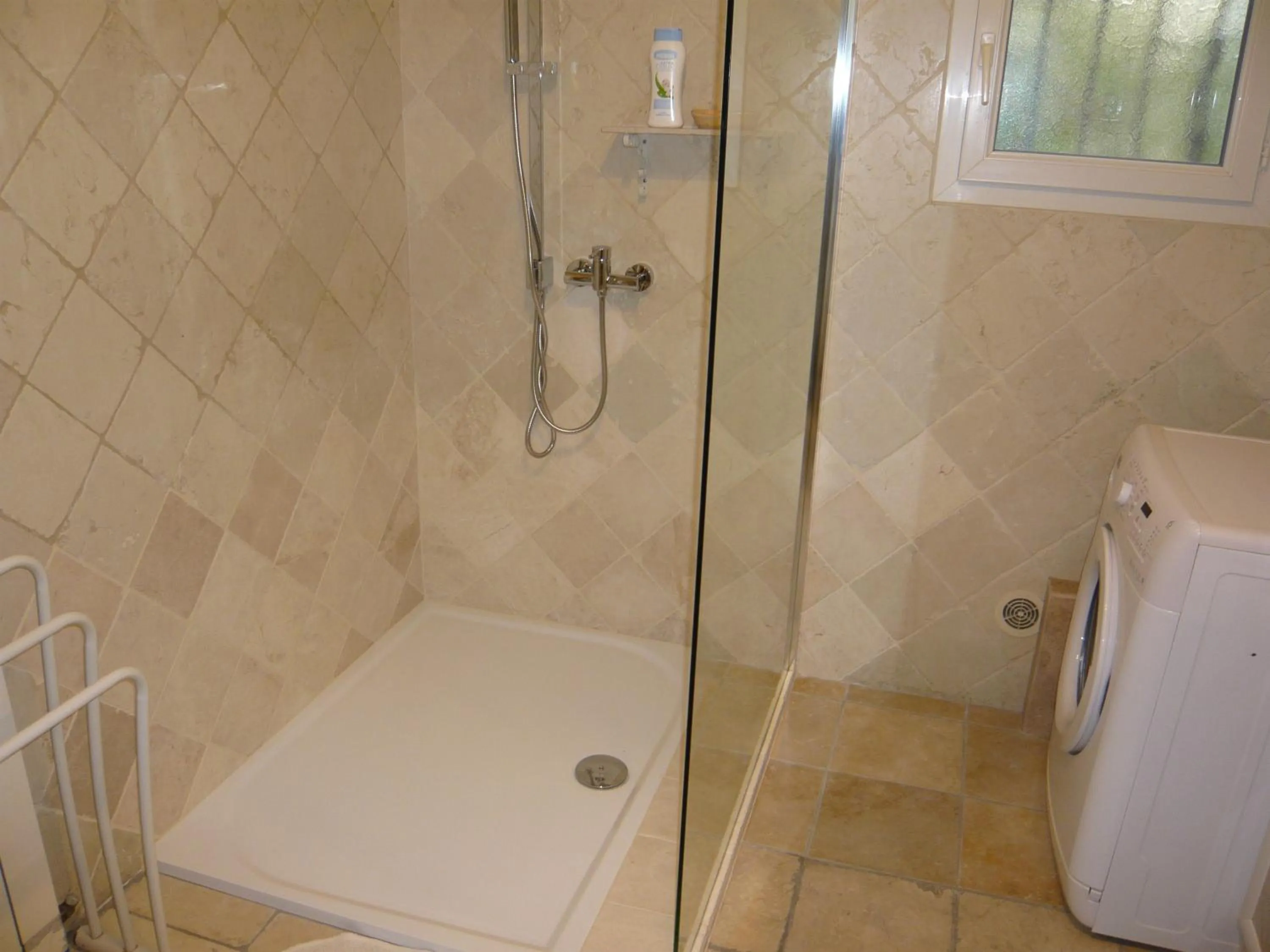 Bathroom in Locations des Alpilles