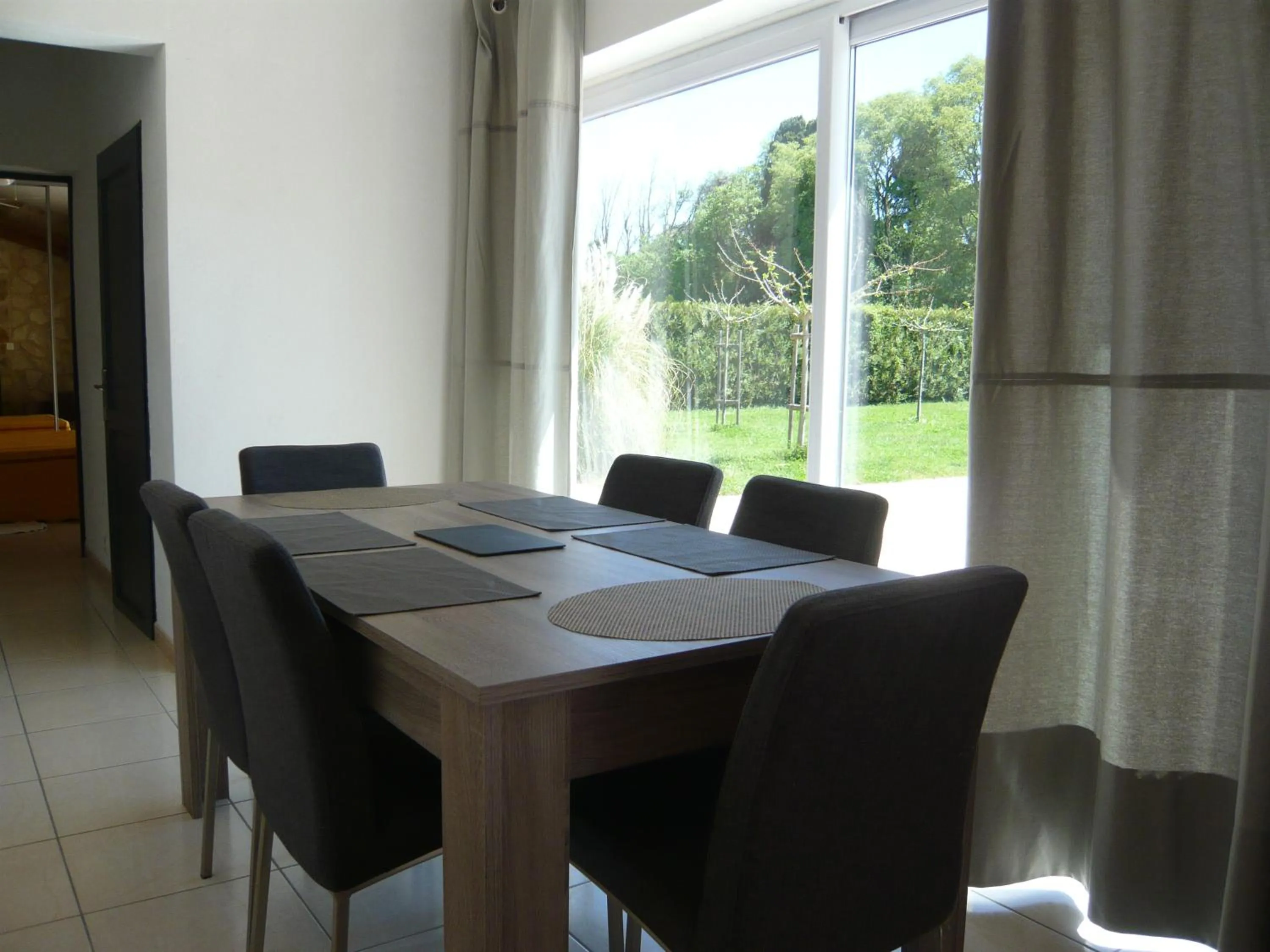 Dining area in Locations des Alpilles