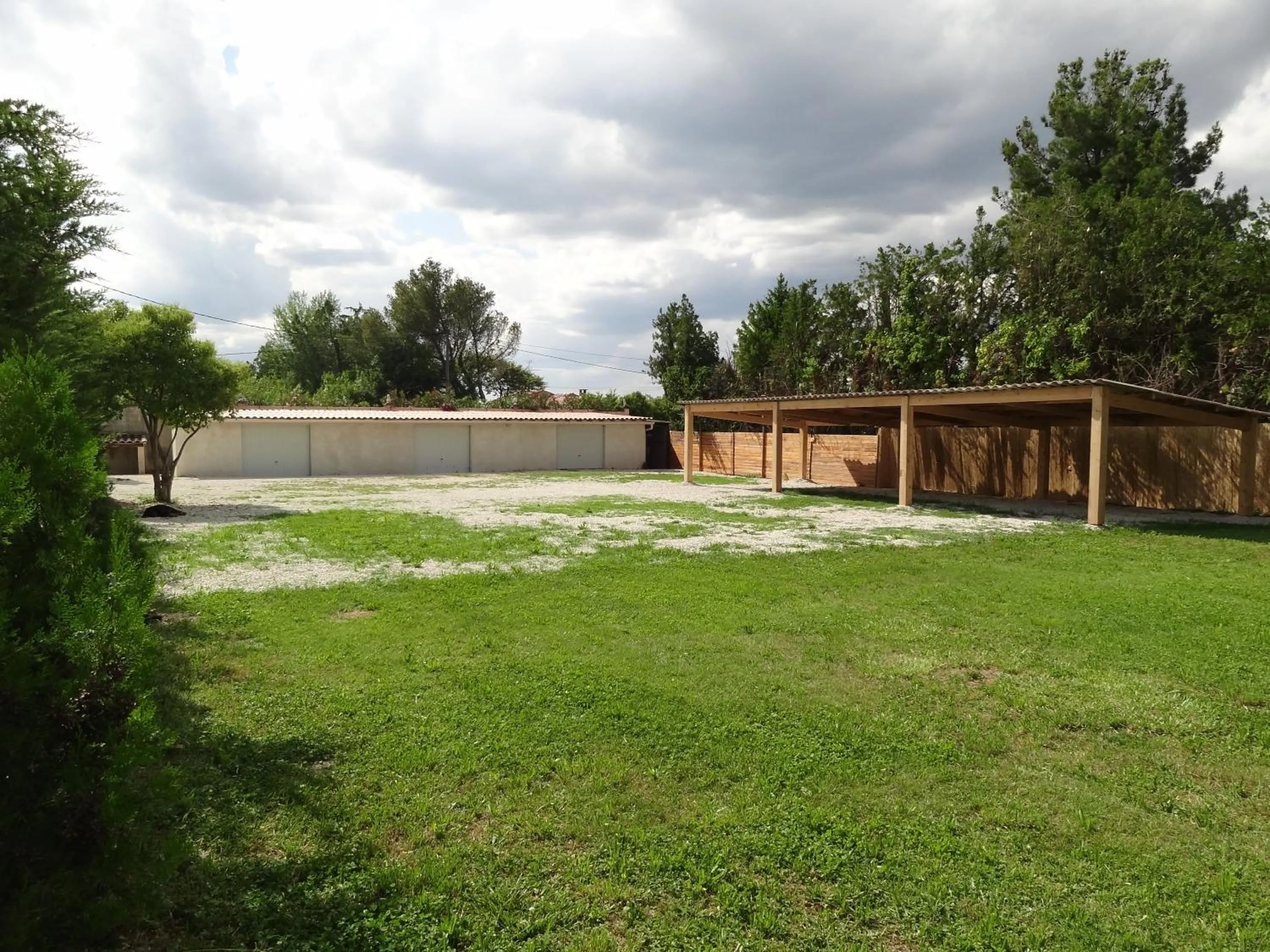 Area and facilities in Locations des Alpilles