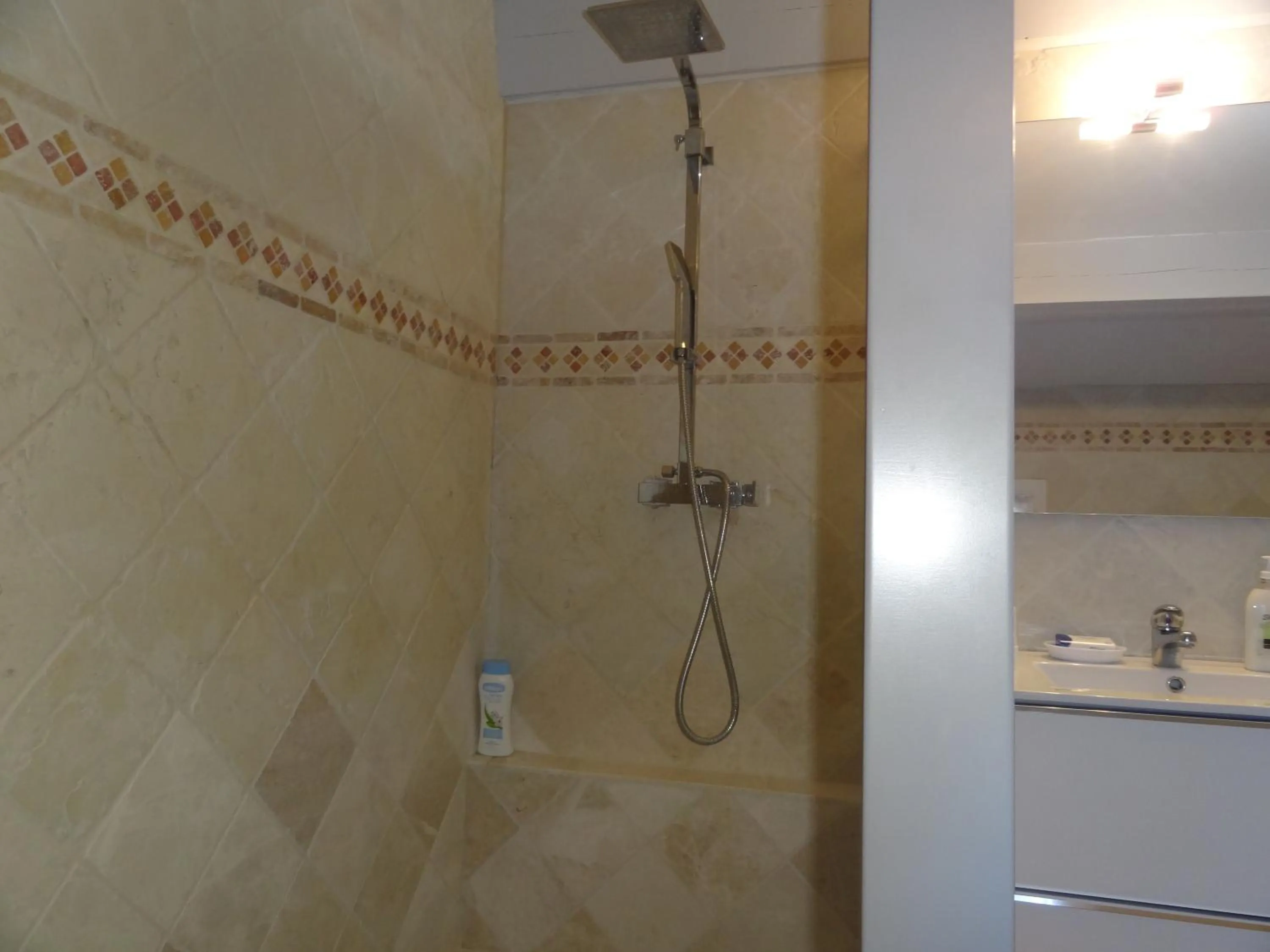Shower in Locations des Alpilles