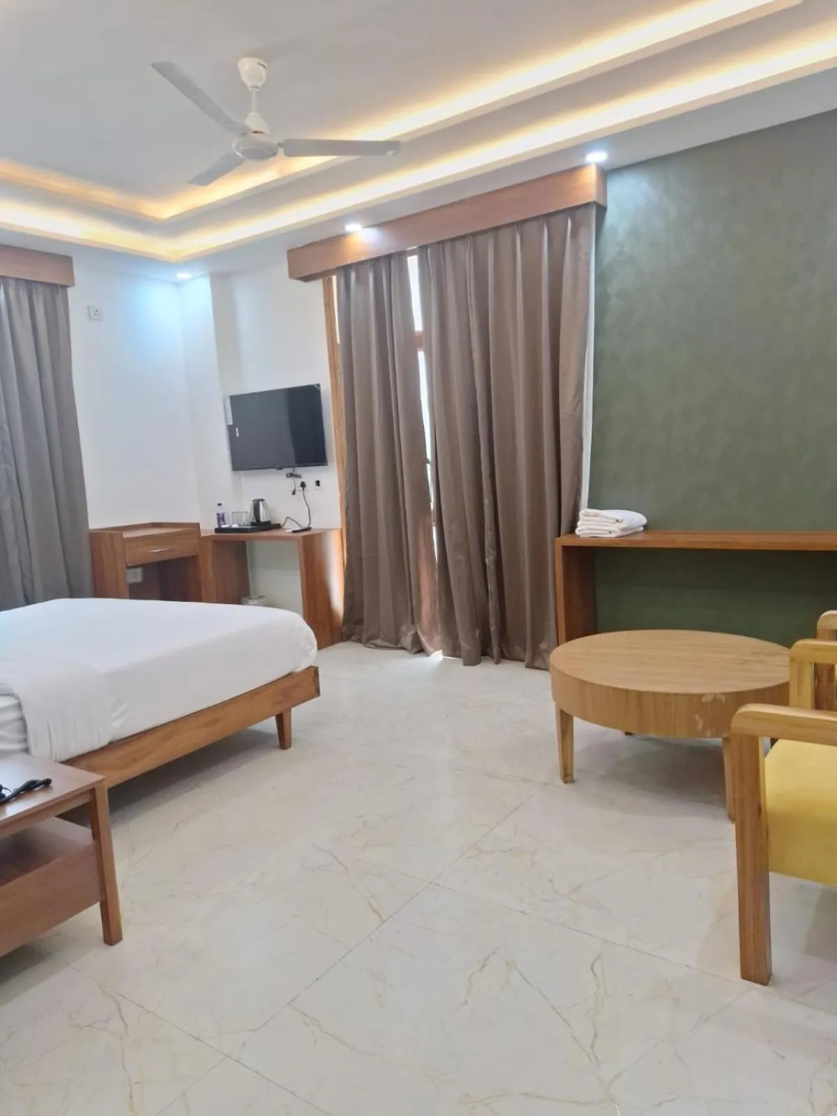 Living room, Bed in Lime Tree Hotels and Banquet Greater Noida