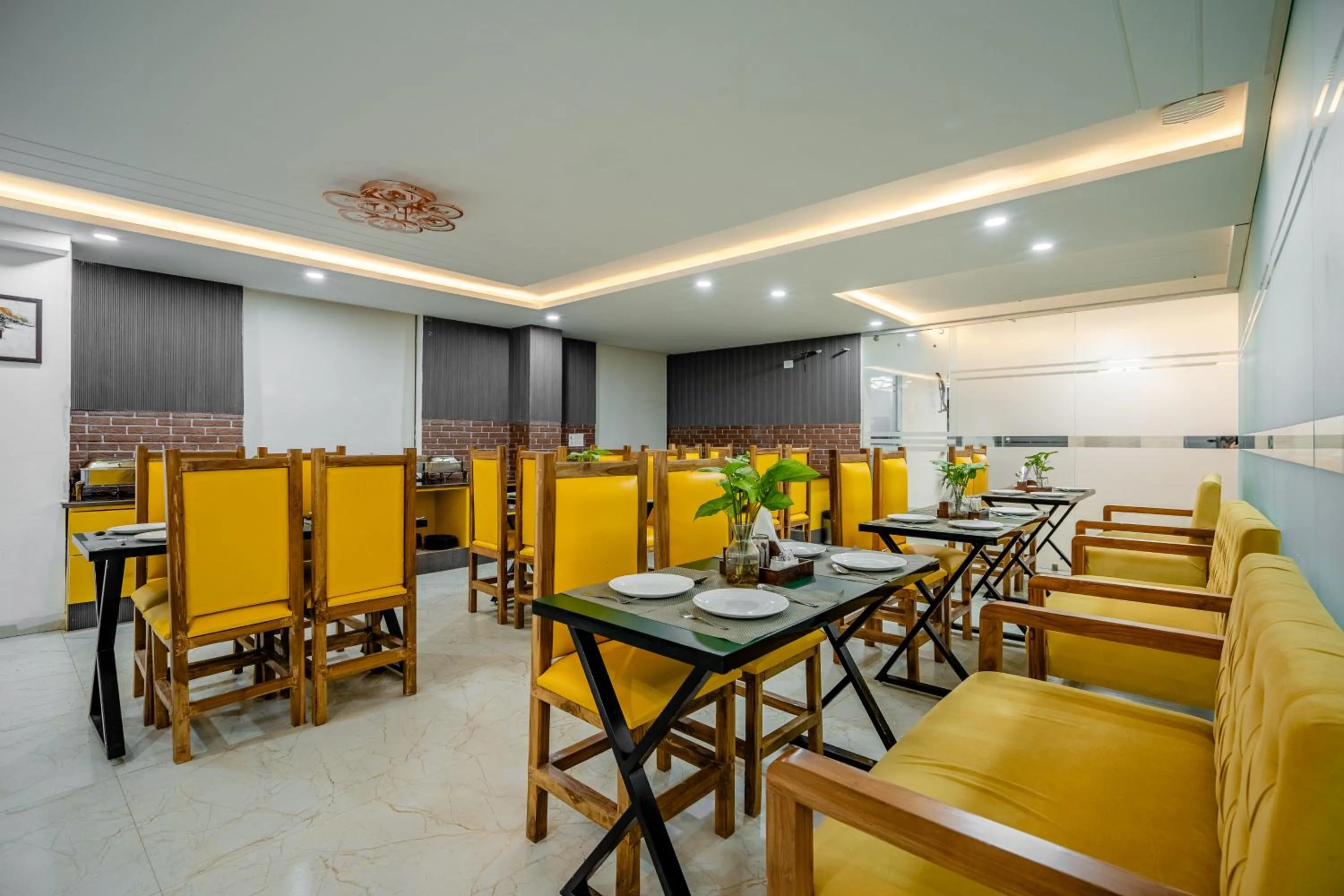 Dining area in Lime Tree Hotels and Banquet Greater Noida