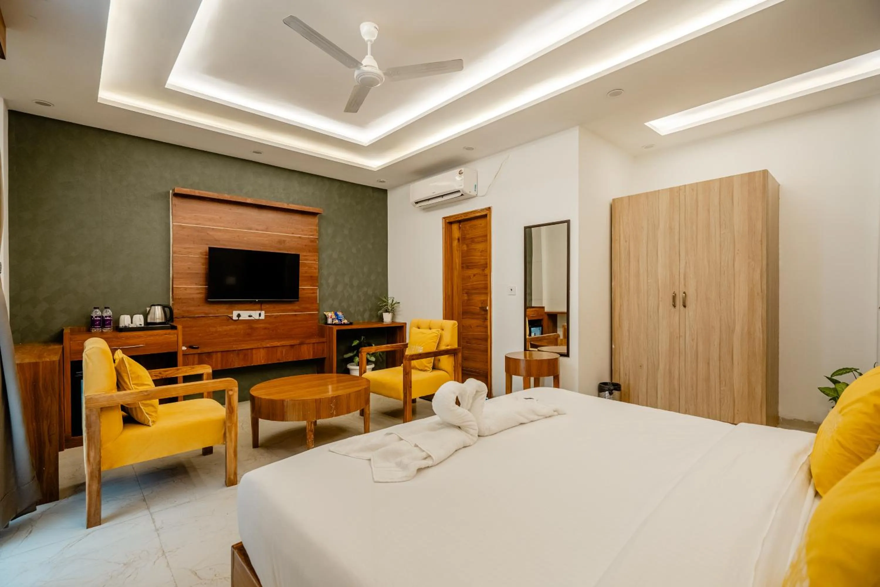 Communal lounge/ TV room, Bed in Lime Tree Hotels and Banquet Greater Noida
