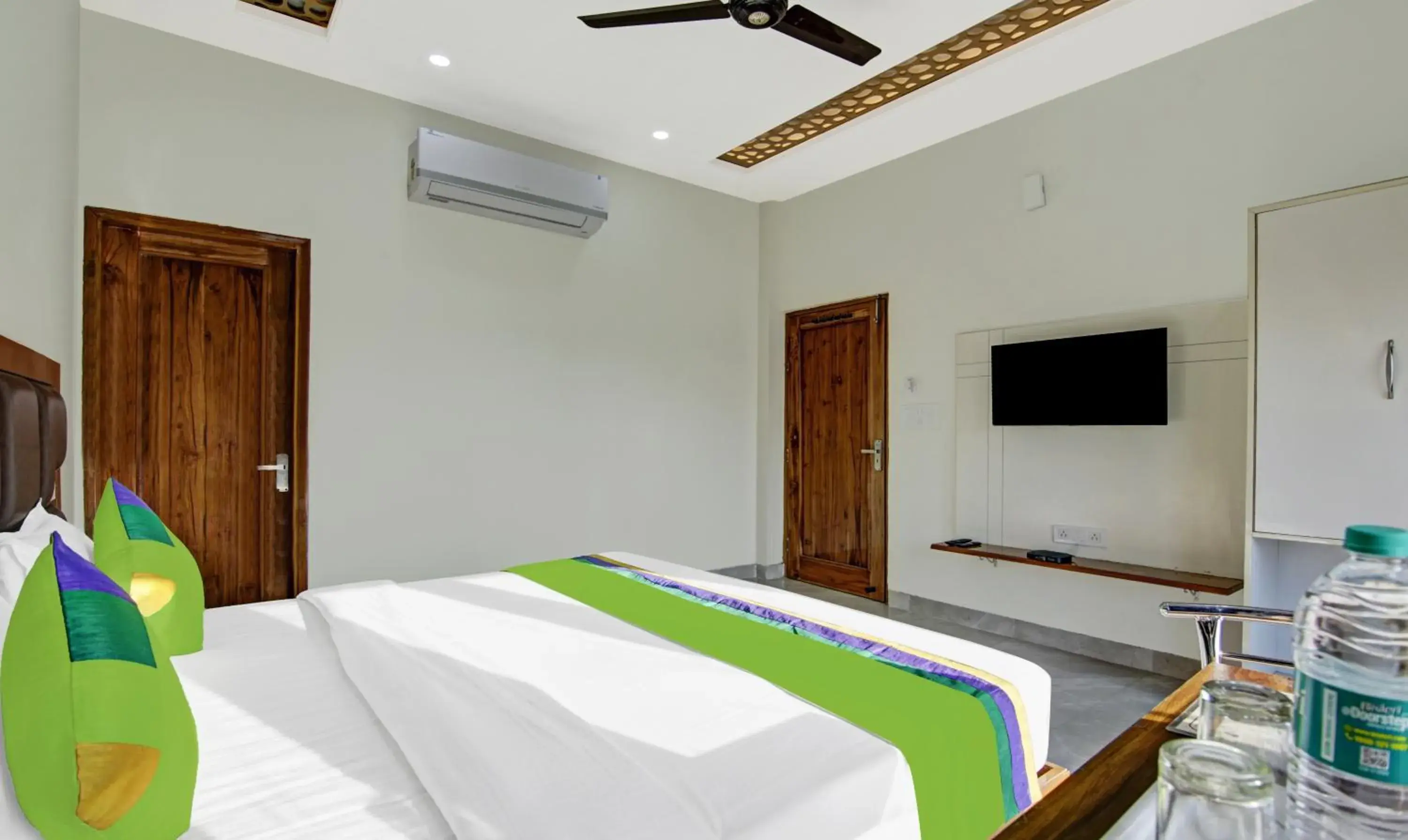 Superior Double Room in Hotel Royal Salute Near Bus Stand Zirakpur Chandigarh Superior Double Room in Hotel Royal Salute Near Bus Stand Zirakpur Chandigarh