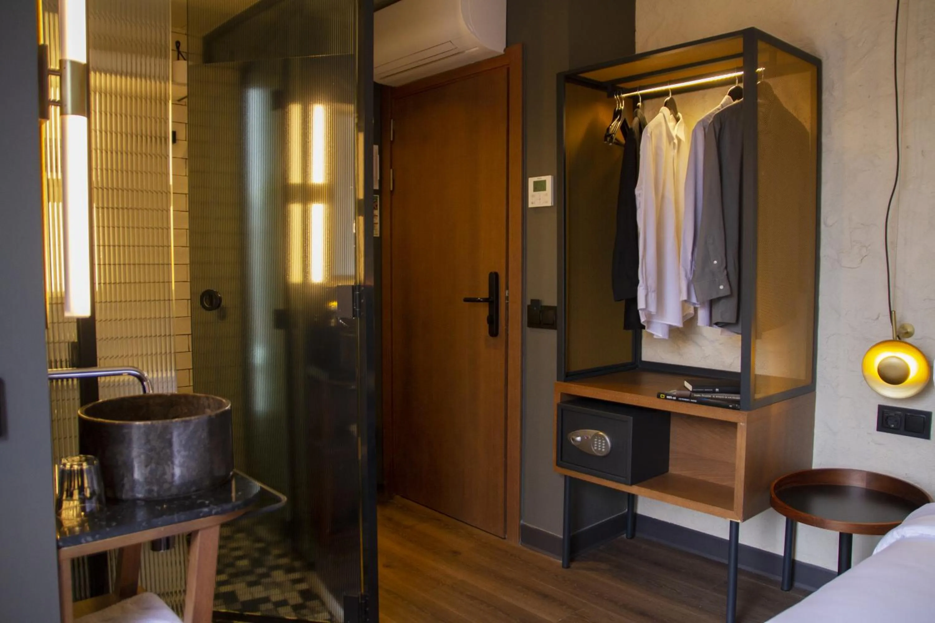 wardrobe, Bed in Letoh Letoh San Sebastián