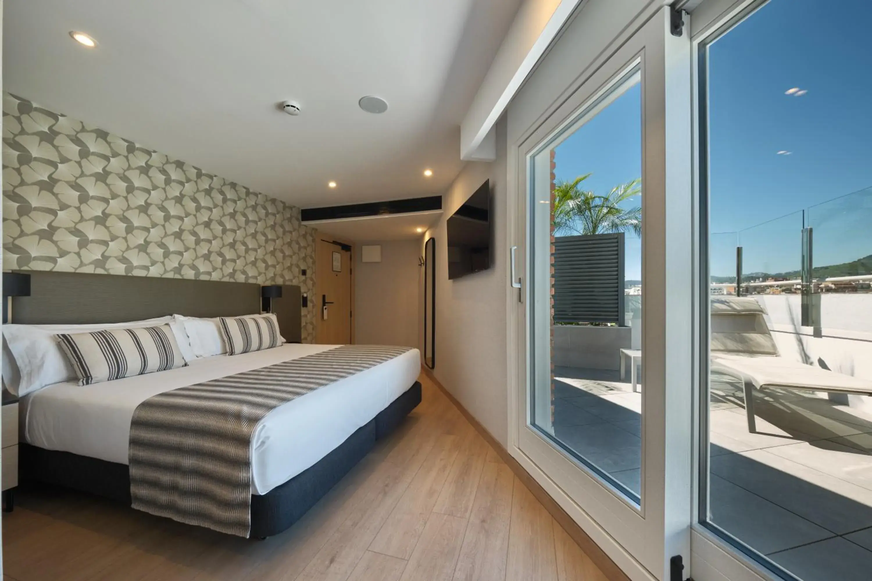 Premium Triple Room Terrace Pool in Catalonia Park Güell Premium Triple Room Terrace Pool in Catalonia Park Güell