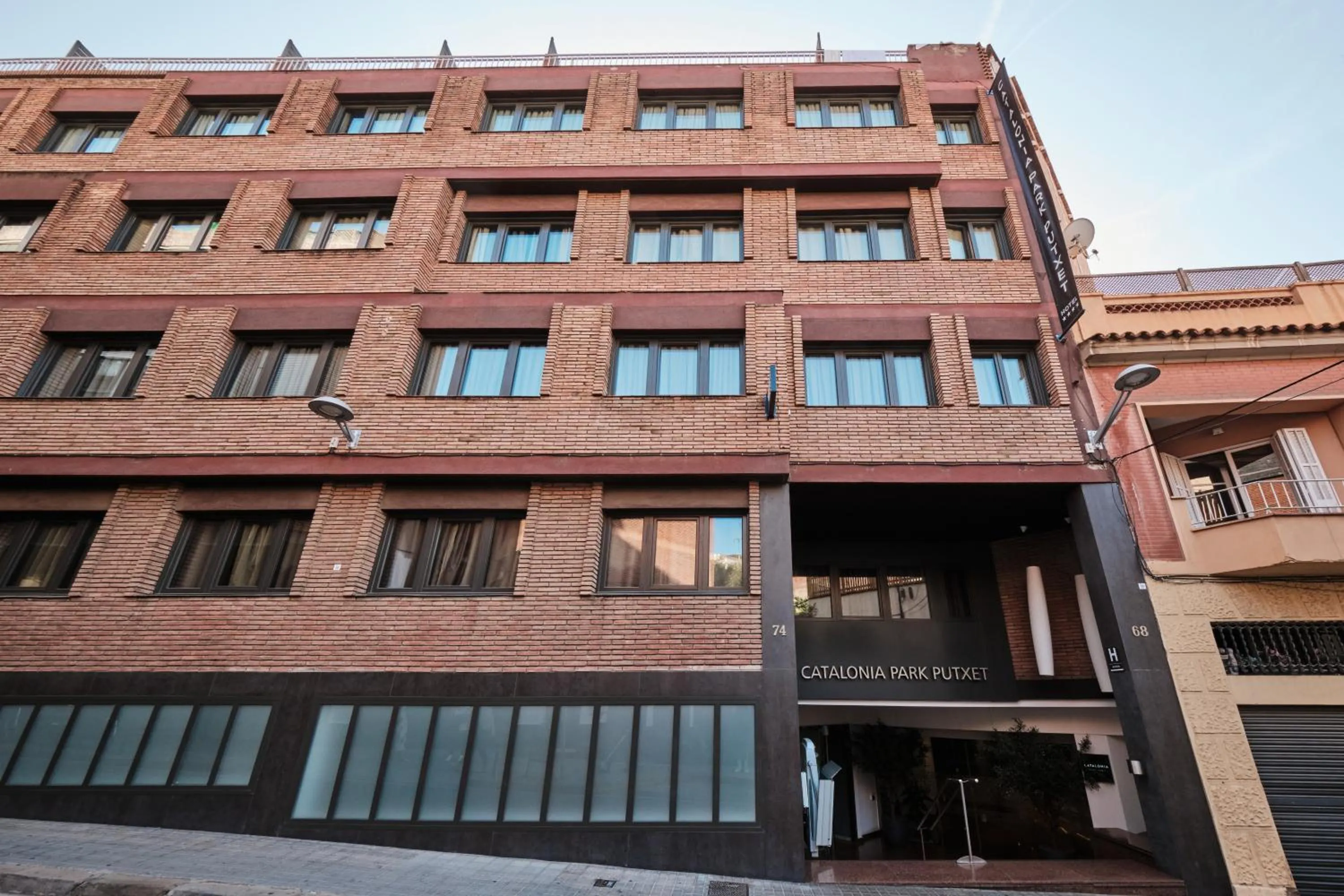 Property building in Catalonia Park Putxet