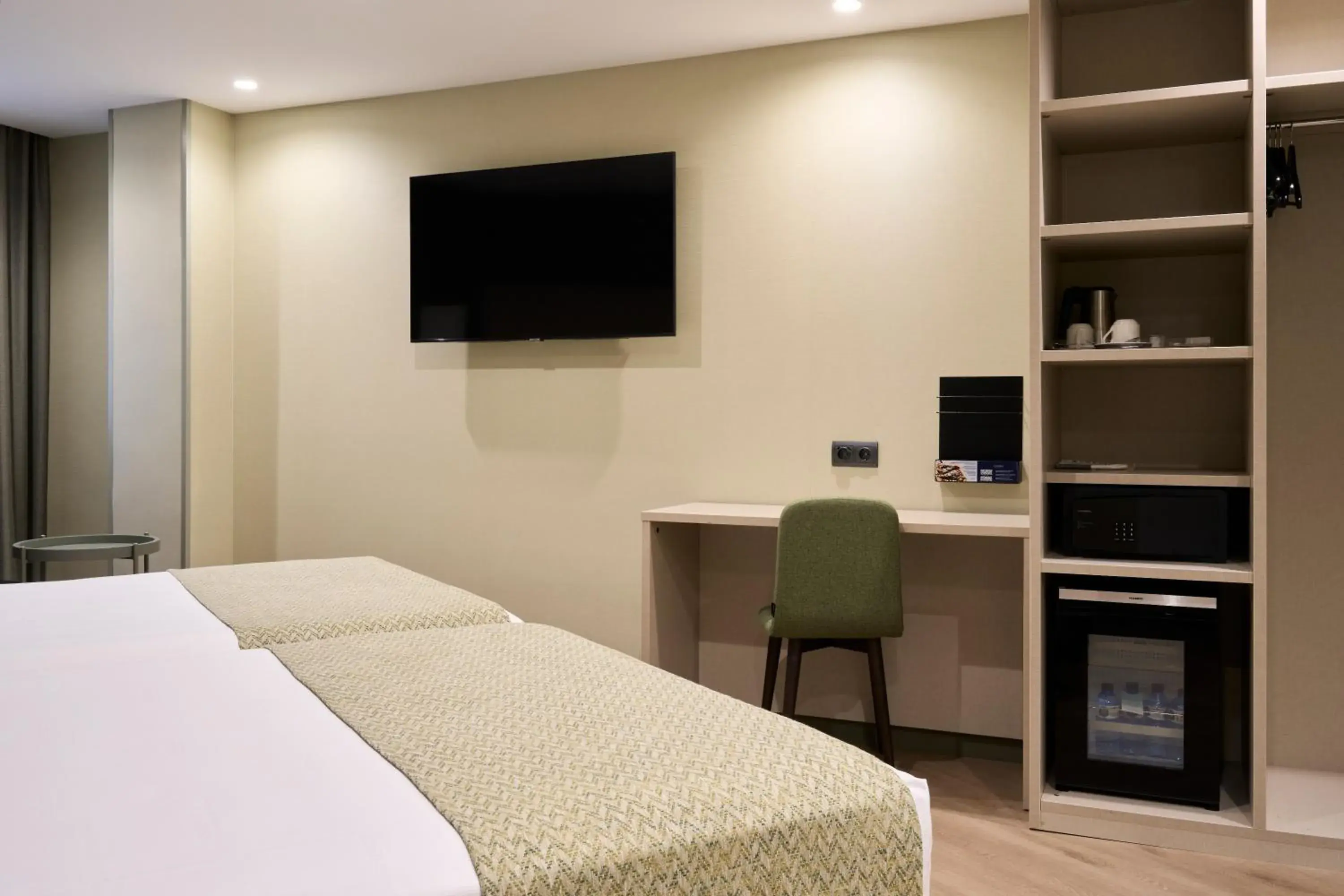 Family Room (4 People) in Catalonia Park Putxet Family Room (4 People) in Catalonia Park Putxet