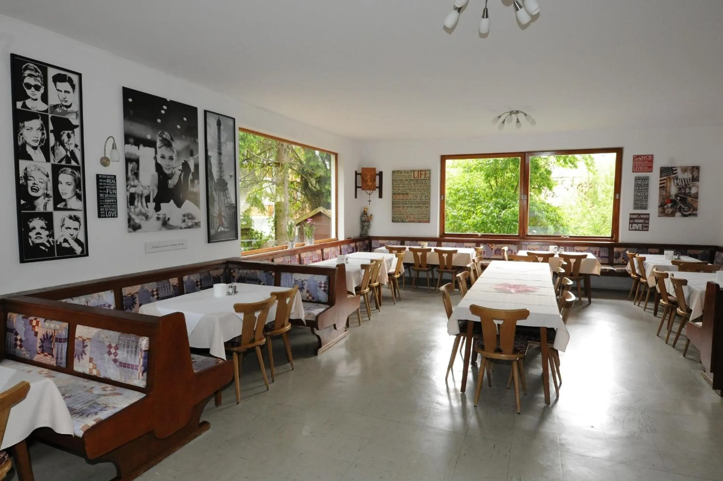 Restaurant/places to eat in Hotel Reichmann