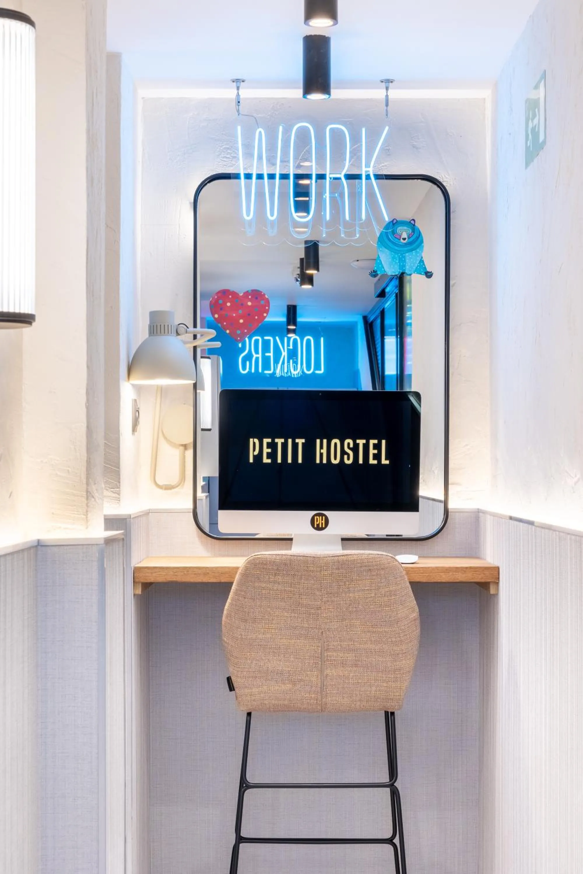 TV and multimedia in Petit Hostel Palacio Real