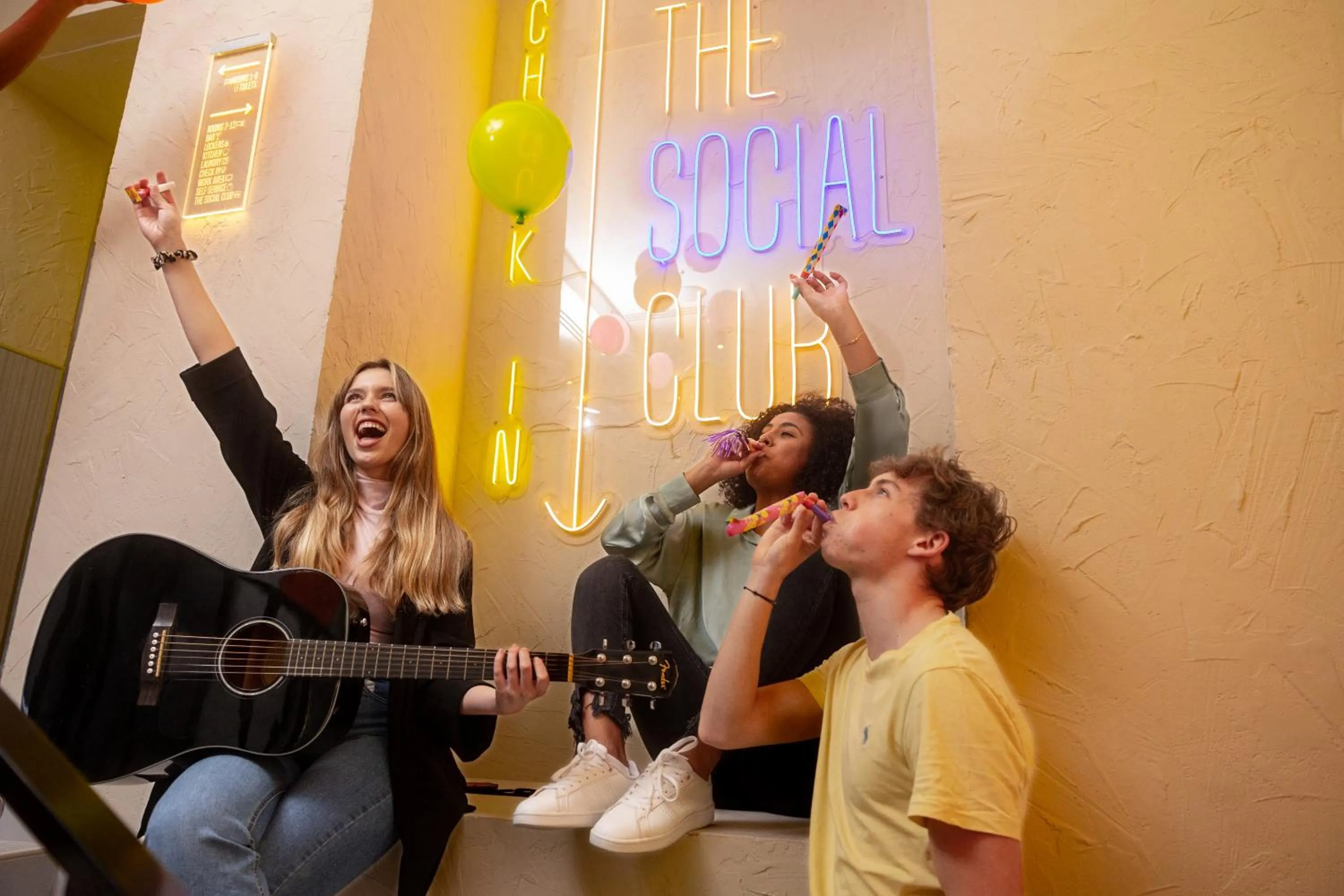People in Petit Hostel Palacio Real