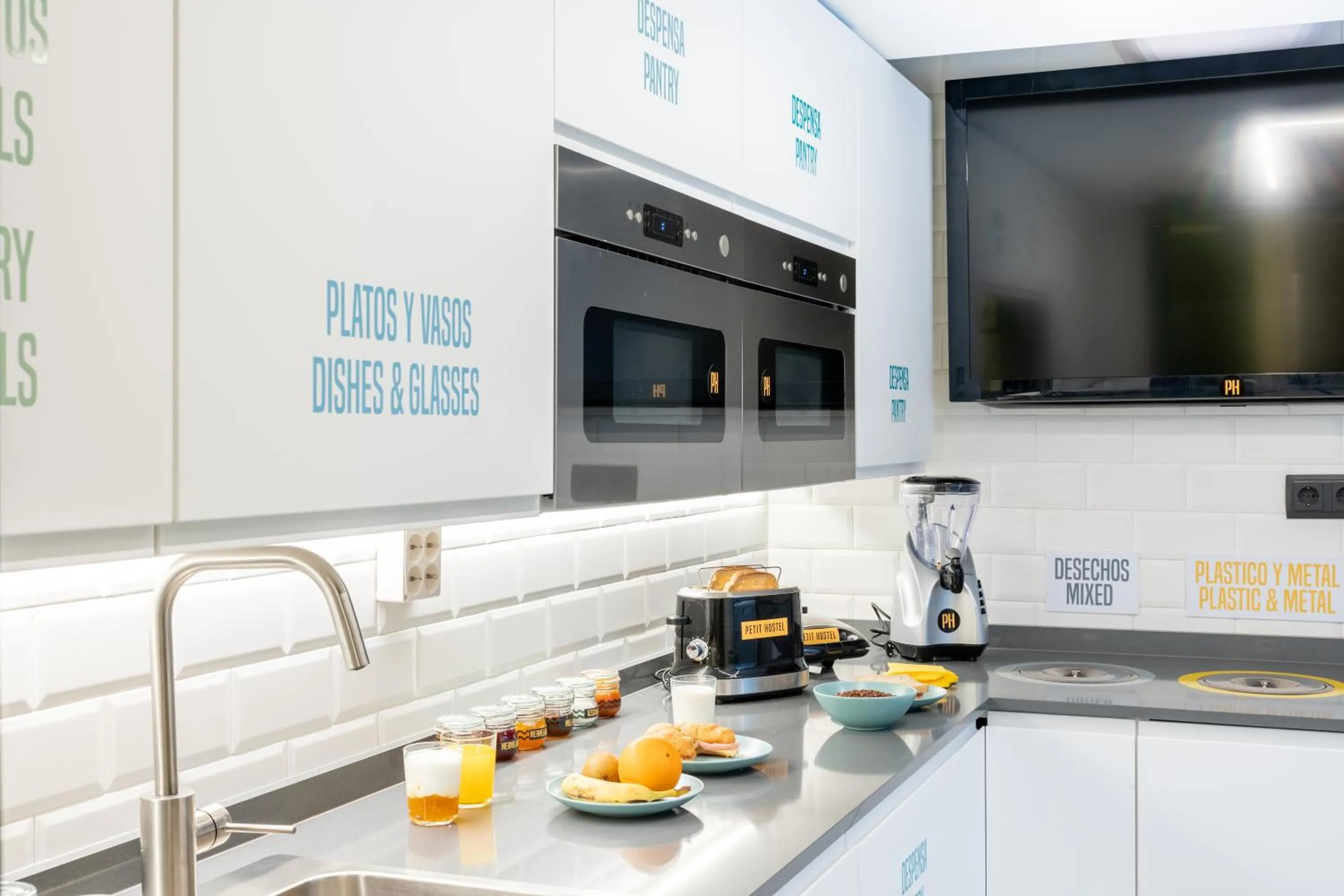 Kitchen or kitchenette in Petit Hostel Palacio Real