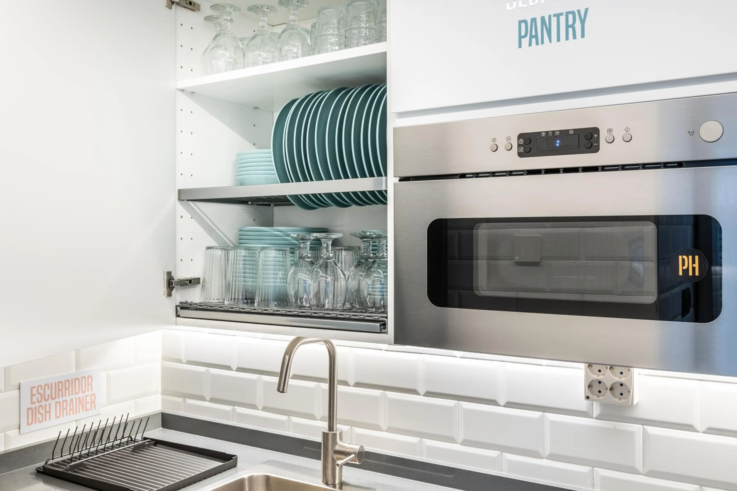 Kitchen or kitchenette in Petit Hostel Palacio Real