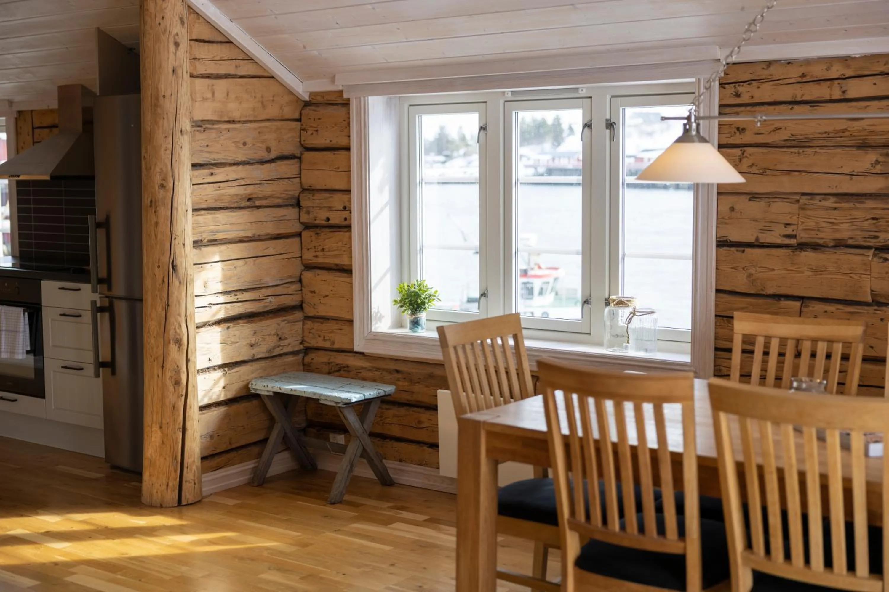 Dining area in The Tide - Rorbuer