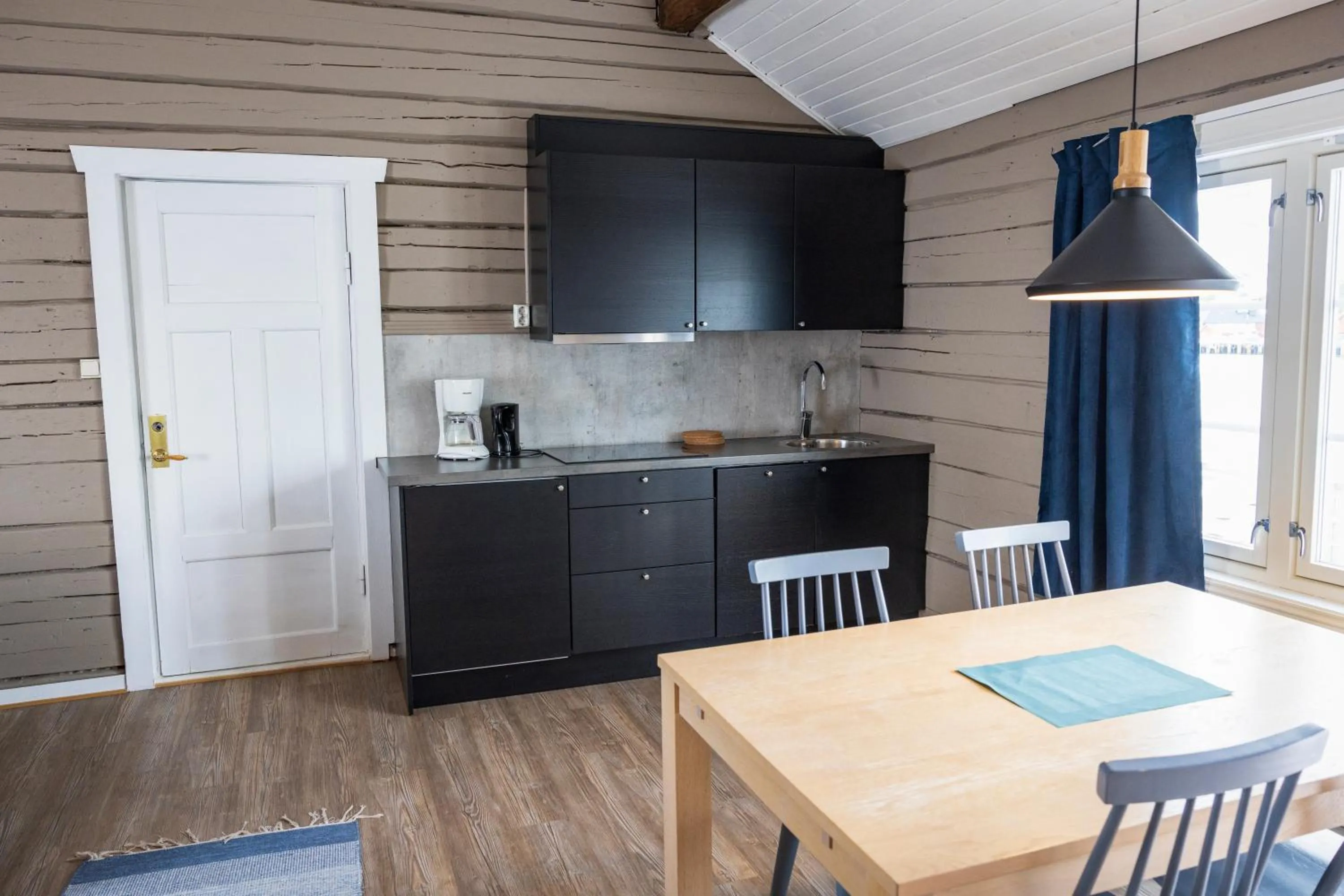 Dining area in The Tide - Rorbuer